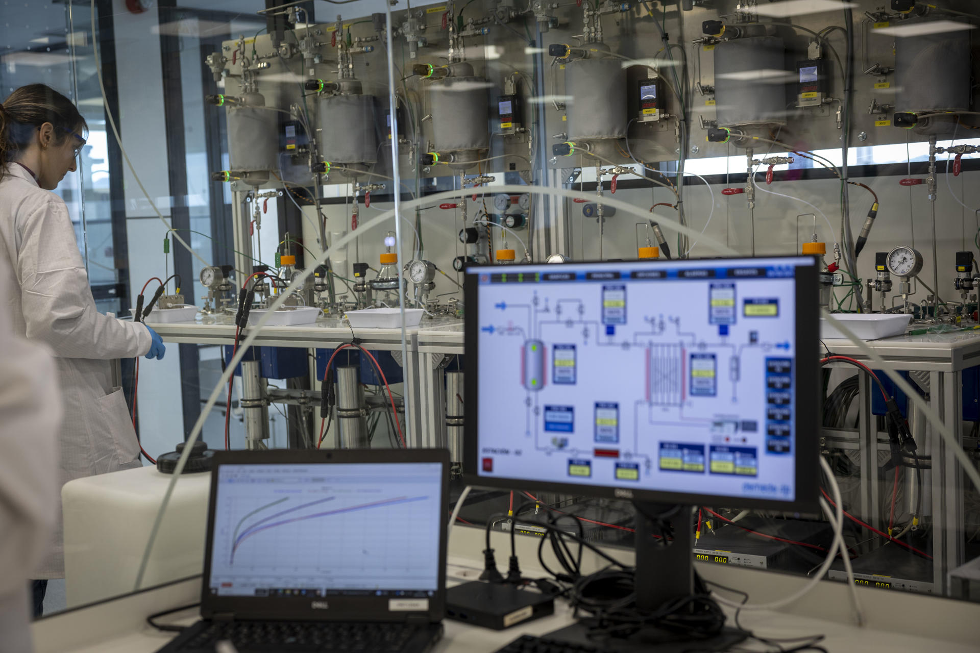 Una científica trabaja en el centro de investigación y desarrollo tecnológico Tecnalia en San Sebastián. EFE/Javier Etxezarreta/Archivo