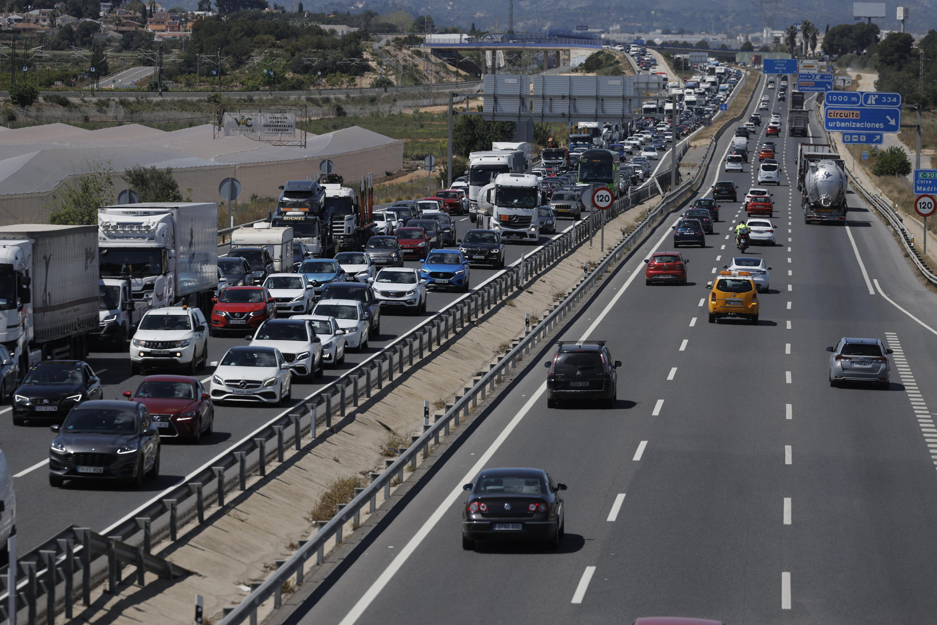 Tráfico denso  en la autovía A3 a la altura de la localidad valenciana de Chiva, este Jueves Santo. EFE/ Kai Försterling