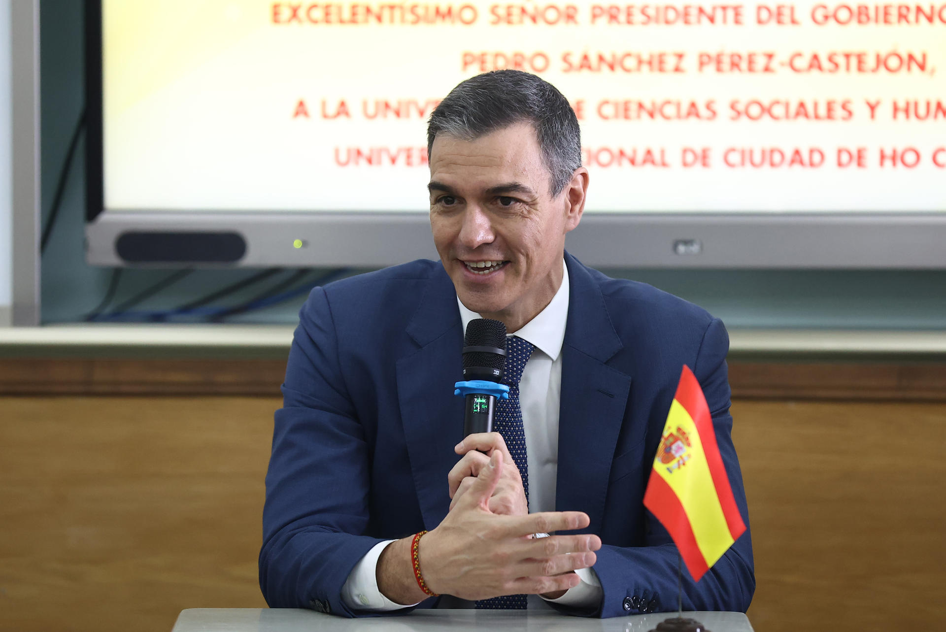 El presidente del Gobierno, Pedro Sánchez, durante el encuentro mantenido con estudiantes de la licenciatura de español, en la Universidad de Ho Chi Minh, Vietnam, este miércoles. EFE/ POOL MONCLOA/Fernando Calvo/SOLO USO EDITORIAL/SOLO DISPONIBLE PARA ILUSTRAR LA NOTICIA QUE ACOMPAÑA (CRÉDITO OBLIGATORIO)