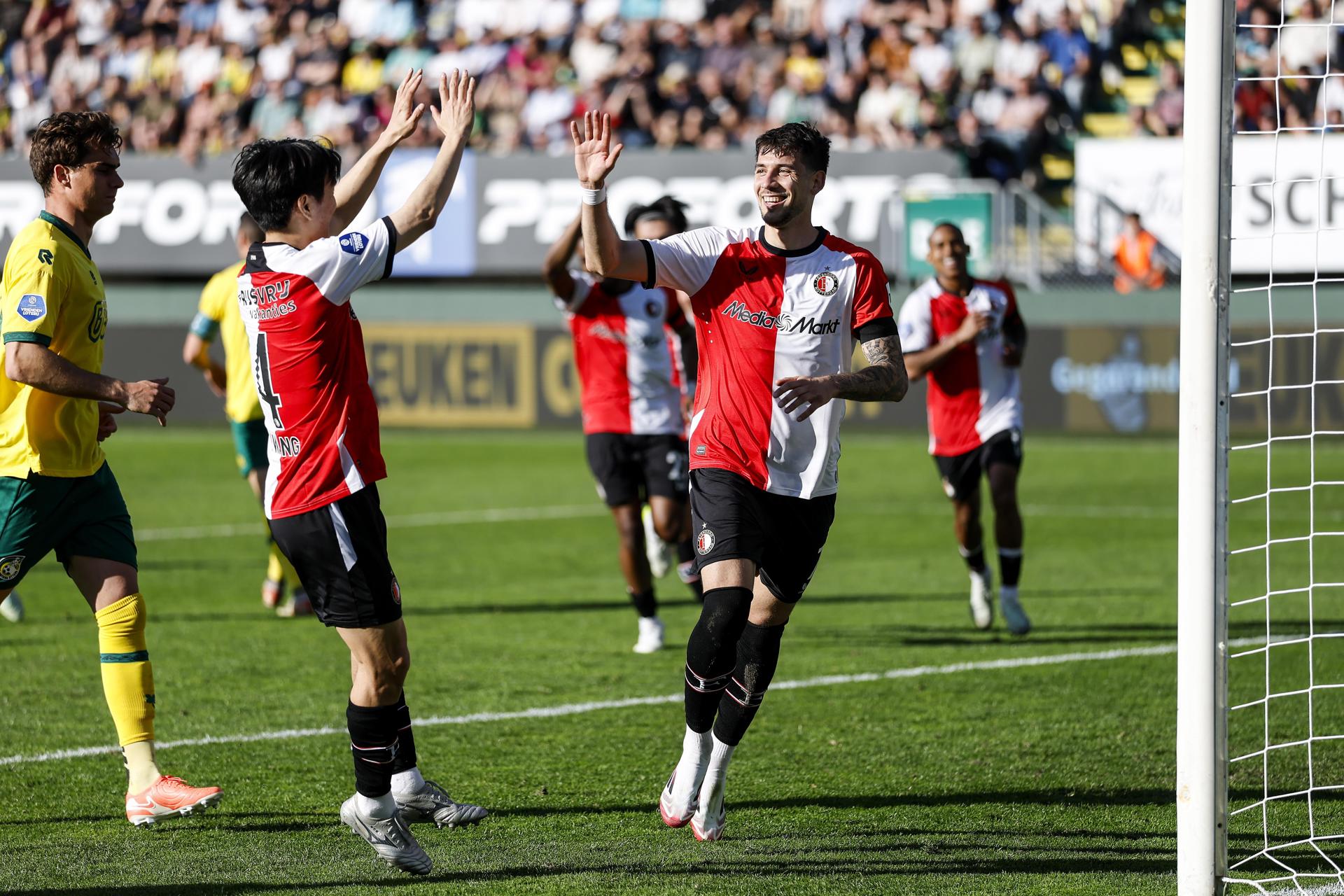 El jugador Jakub Moder, del Feyenoord (d), celebra con sus compñaeros el 0-2 durante el partido de la Eredivisie que han jugado Fortuna Sittard y Feyenoord Rotterdam en Sittard, Países Bajos. EFE/EPA/Marcel van Hoorn