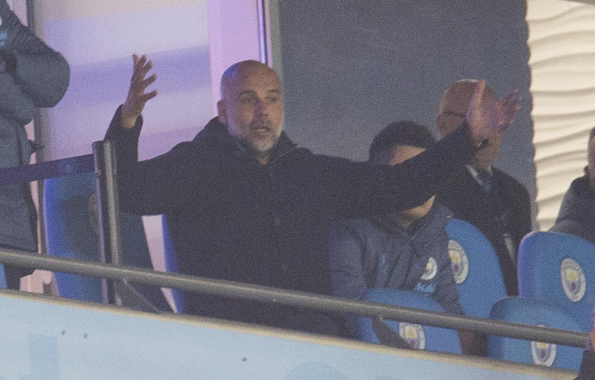 Pep Guardiola, entrenador del Manchester City, en la grada de campo del City en Mánchester, Reino Unido. EFE/EPA/PETER POWELL