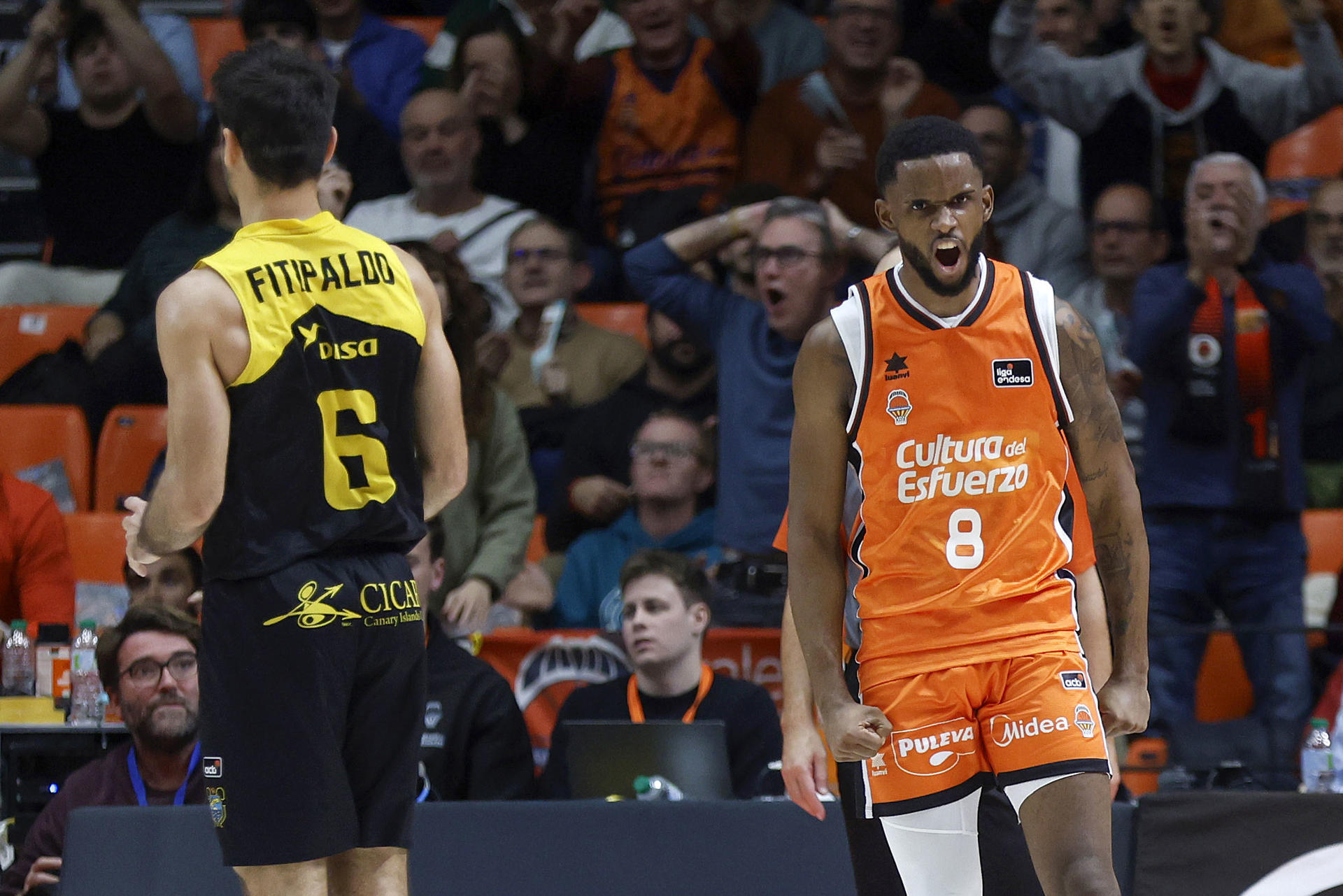 El jugador de Valencia Basket Jean Montero (d) durante un partido. EFE/ Miguel Ángel Polo