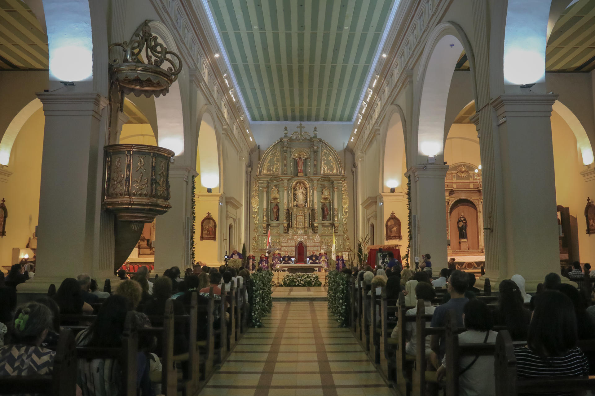 Fotografía de archivo en donde se ven personas participando de una eucaristía en una iglesia de Paraguay. EFE/ Rubén Peña