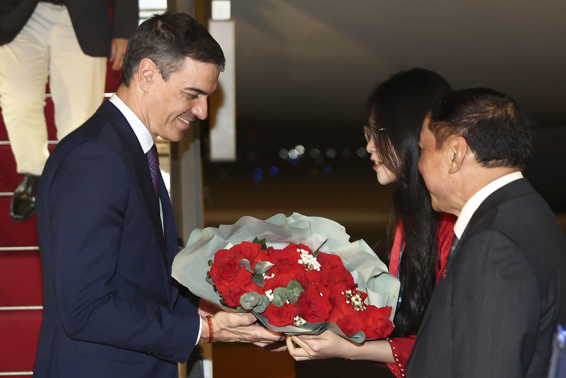 -El presidente del Gobierno español, Pedro Sánchez, llegó este martes a Hanói en la que es la primera visita oficial de un jefe del Ejecutivo de España a este país y que se enmarca en una gira que incluye también China en medio de la guerra comercial desatada por el presidente estadounidense, Donald Trump. El avión de la Fuerza Aérea Española en el que viajó junto al resto de su delegación, de la que forman parte sus ministros de Asuntos Exteriores y Agricultura, José Manuel Albares y Luis Planas, respectivamente, aterrizó en el aeropuerto internacional de la capital vietnamita a última hora de la tarde. Allí fue recibido por el ministro de Cultura, Deporte y Turismo de Vietnam, Nguyen Van Hung.-EFE/ Pool Moncloa/Fernando Calvo***SOLO USO EDITORIAL/SOLO DISPONIBLE PARA ILUSTRAR LA NOTICIA QUE ACOMPAÑA (CRÉDITO OBLIGATORIO)***