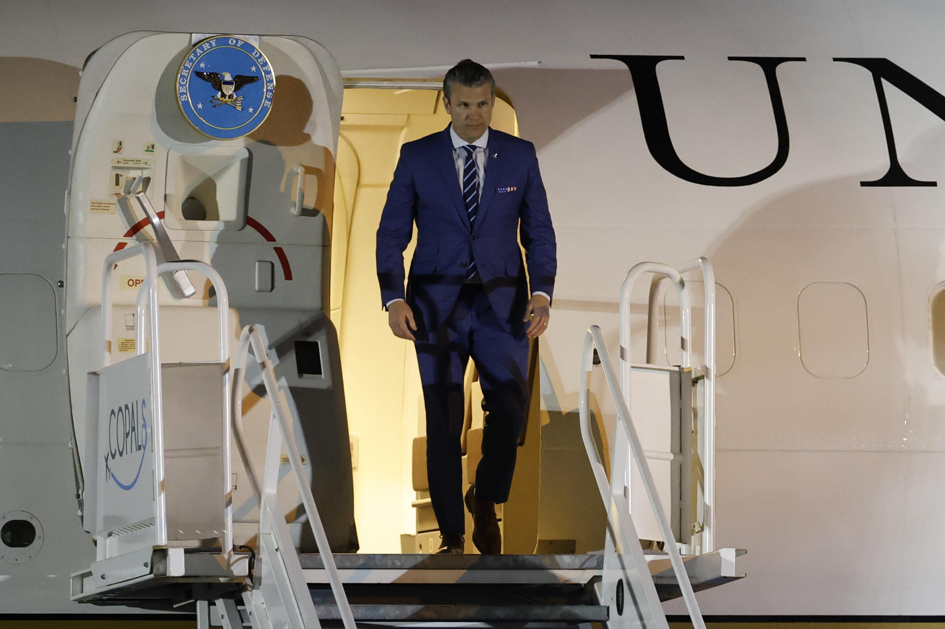 El secretario estadounidense de Defensa, Pete Hegseth, a su llegada este lunes, al aeropuerto de Panamá Pacífico en Ciudad de Panamá. EFE/ Bienvenido Velasco