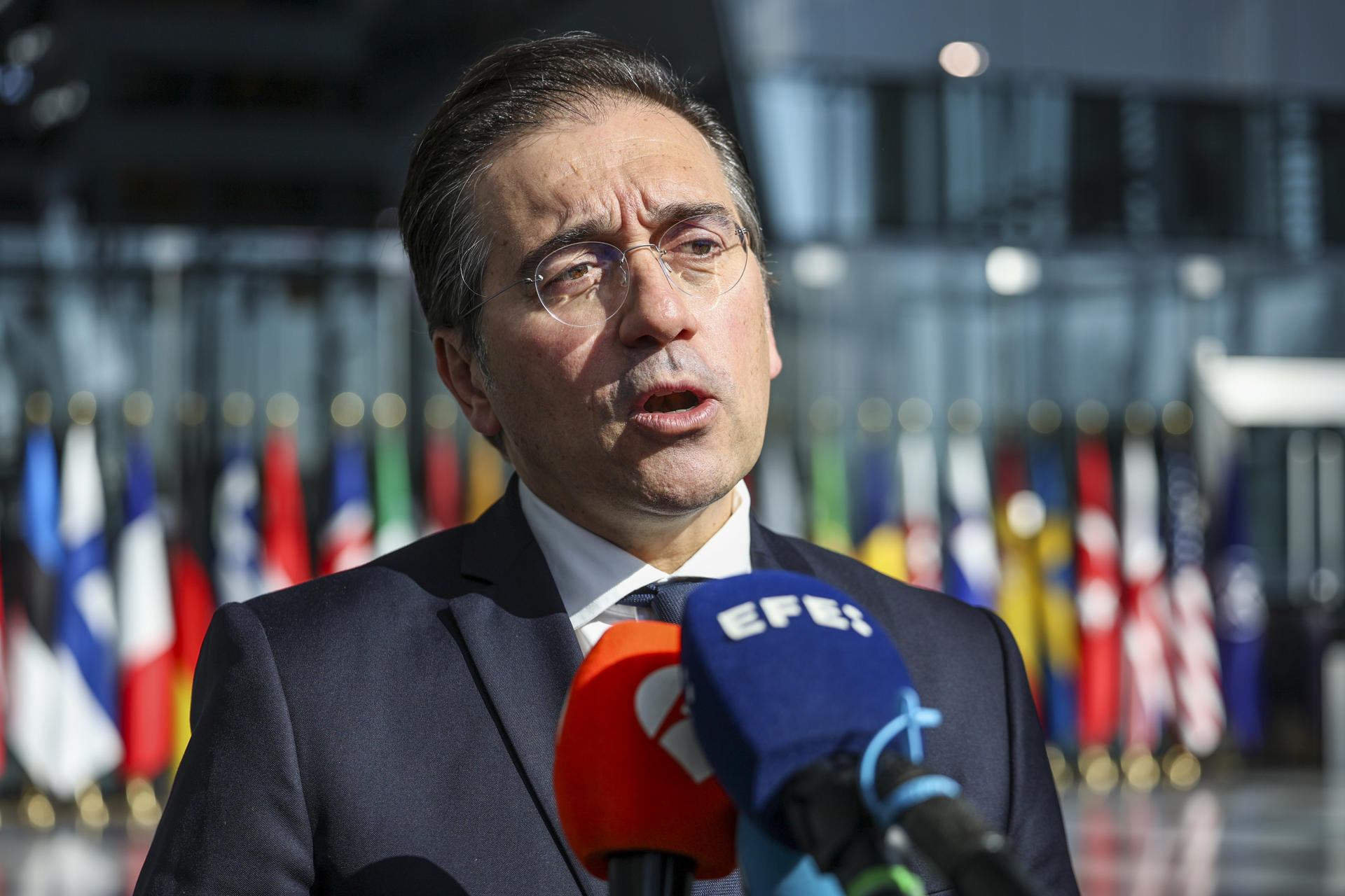 El ministro de Exteriores español, José Manuel Albares, atiende a los medios a su llegada a la reunión de Ministros de la OTAN celebrada este jueves en Bruselas.EFE/Pablo Garrigós