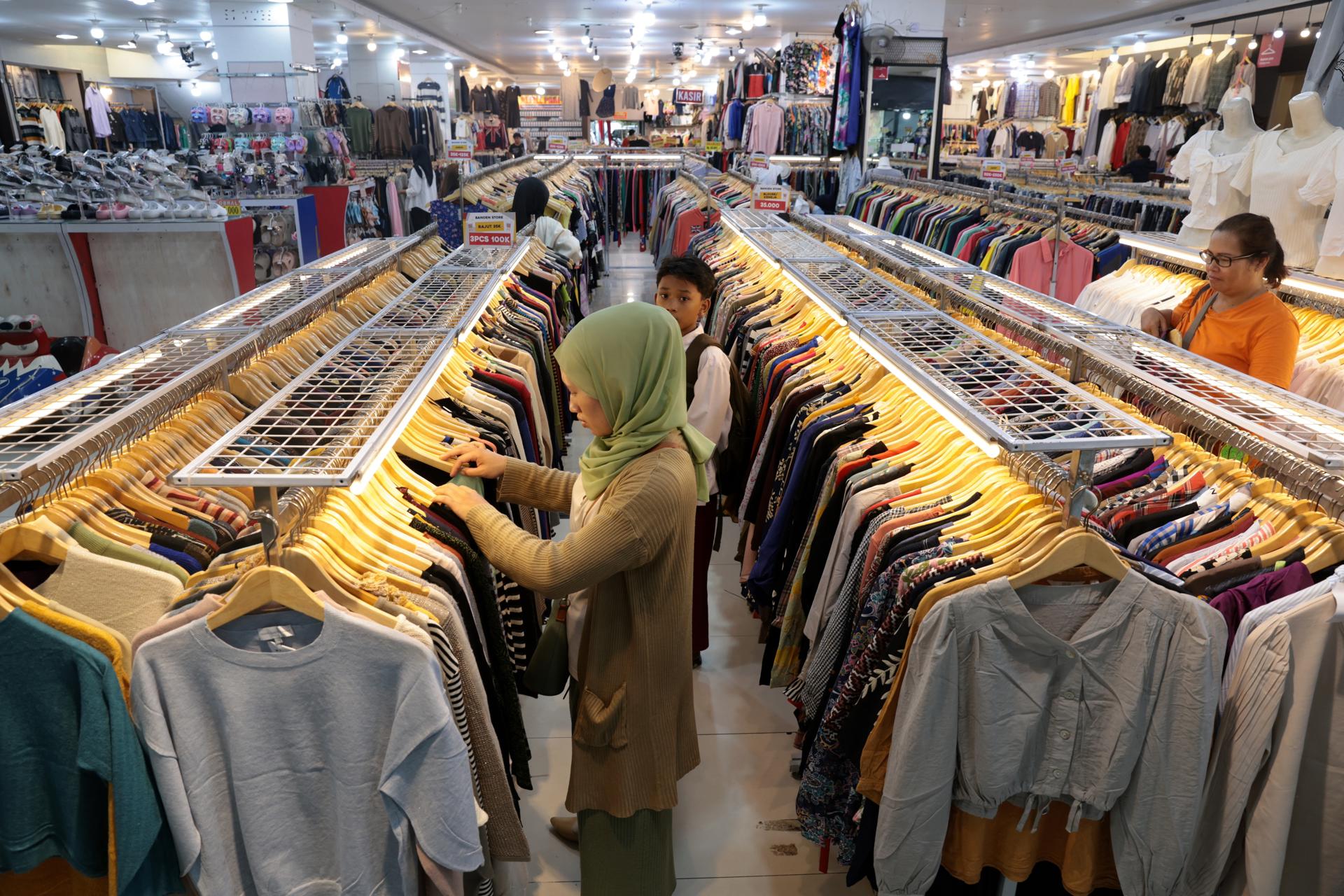 BOGOR (Indonesia).- Clientes en un centro comercial de Bogor, Indonesia, el 23 de abril de 2025. EFE/EPA/ADI WEDA. EFE/EPA/ADI WEDA
