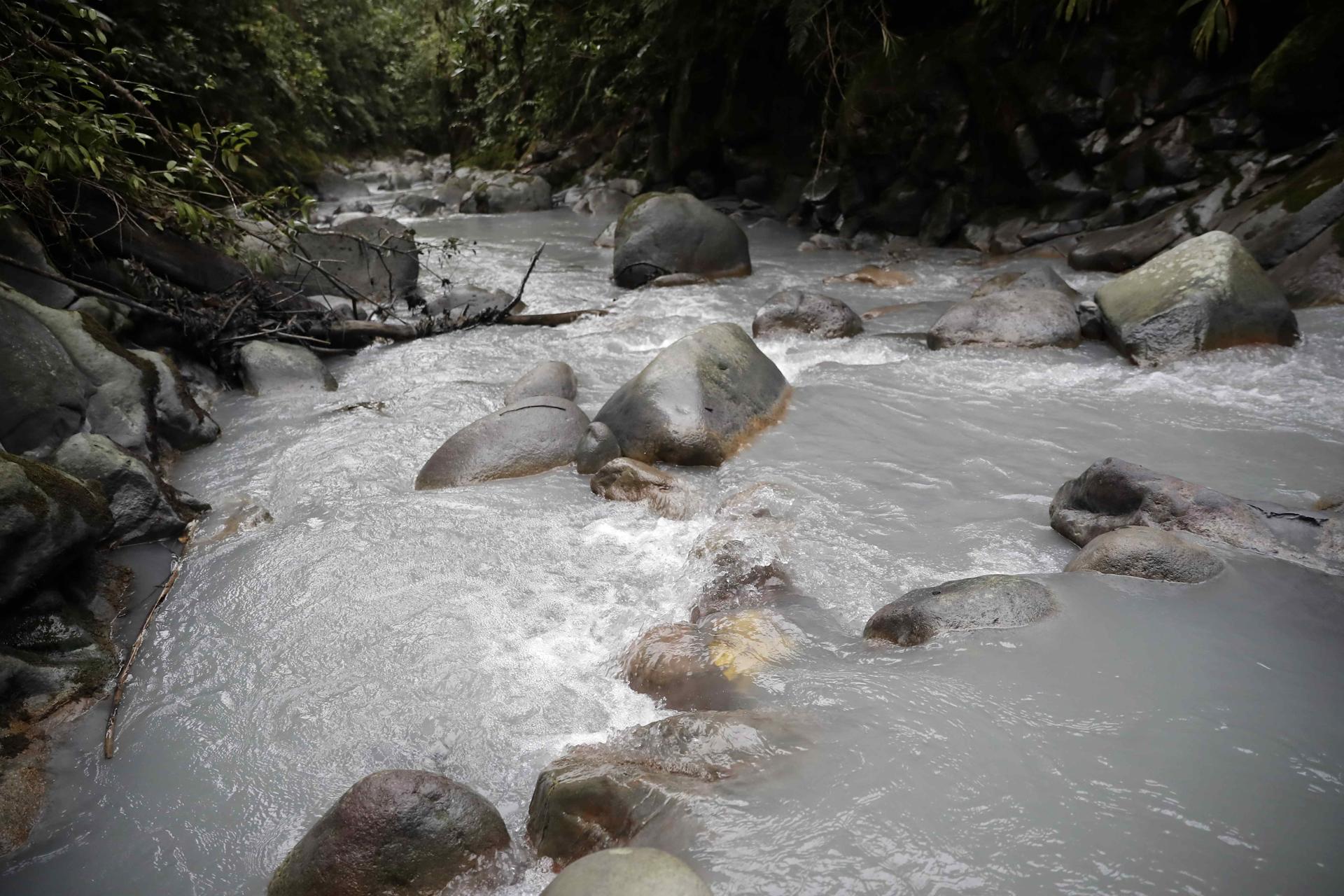 Fotografía del río Desagüe contaminado con material volcánico en forma de lodo producto de la actividad del volcán Poás, en la zona de Toro Amarillo, al oeste de la provincia de Alajuela (Costa Rica). EFE/ Jeffrey Arguedas