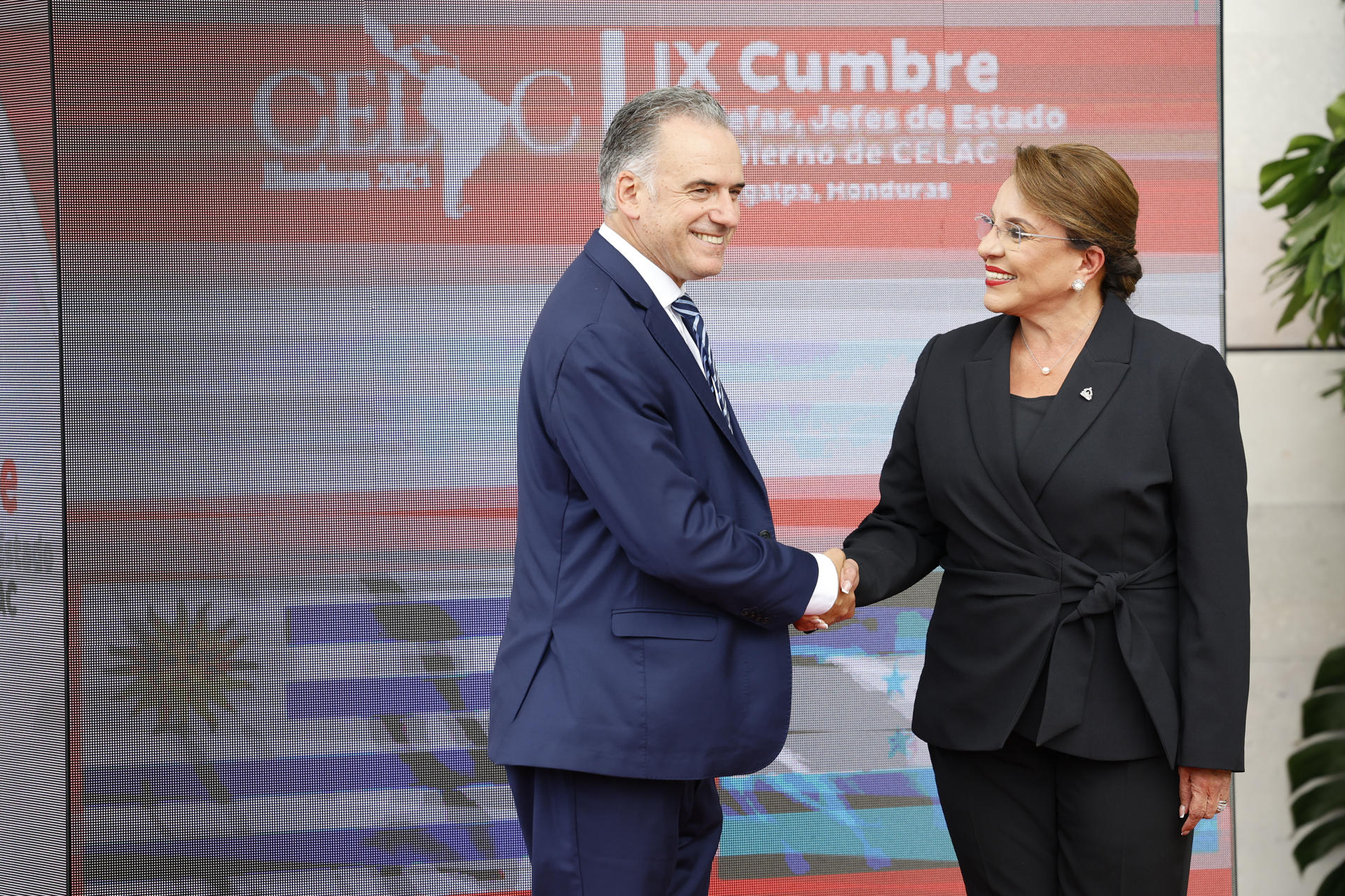 La presidenta de Honduras, Xiomara Castro, saluda al presidente de Uruguay, Yamandú Orsi, este miércoles, durante el recibimiento a los mandatarios previo a la IX Cumbre de la Comunidad de Estados Latinoamericanos y Caribeños (Celac), en Tegucigalpa (Honduras). EFE/ Bienvenido Velasco
