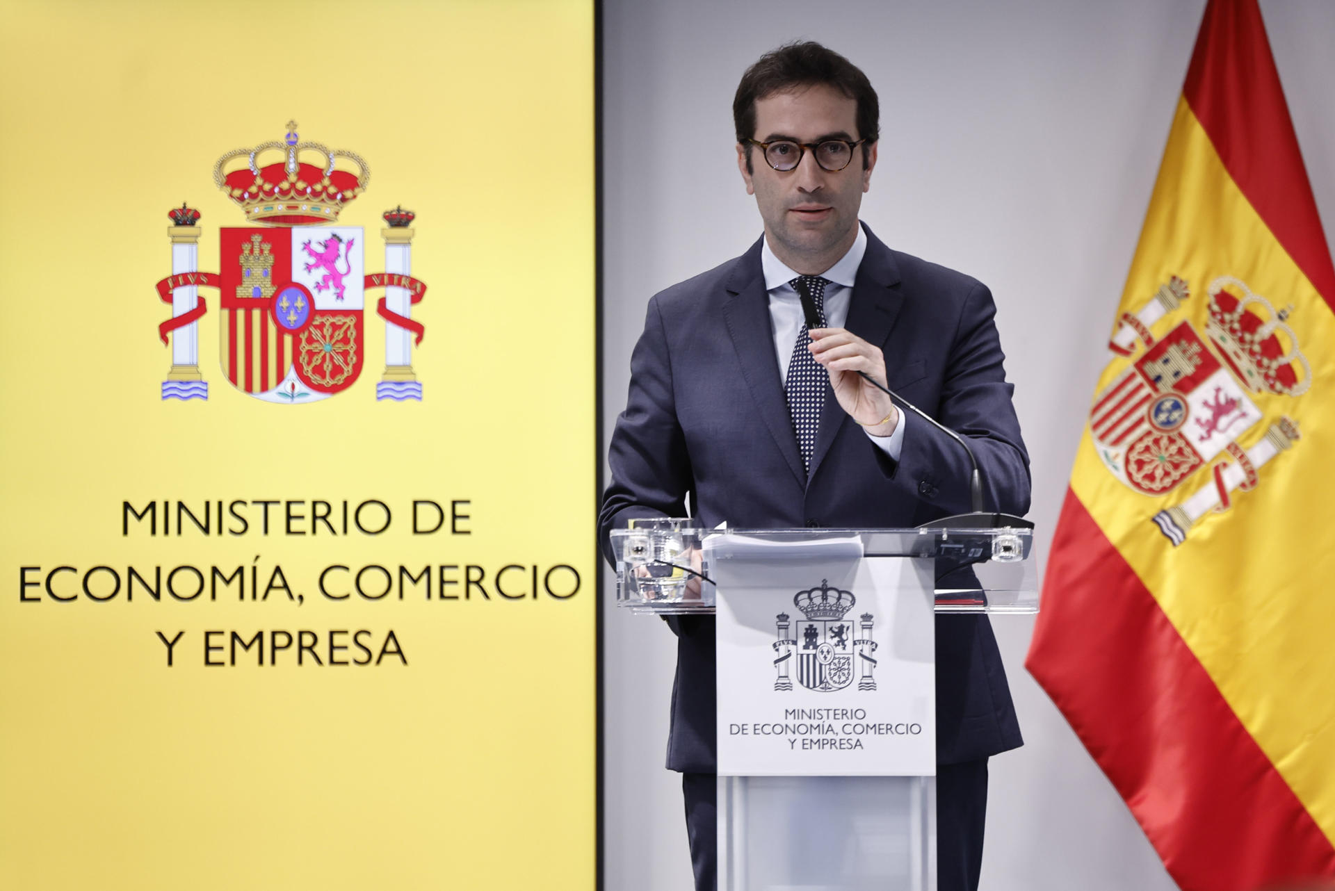 Imagen de archivo (10/04/2025) del ministro de Economía Carlos Cuerpo. EFE/ Sergio Pérez