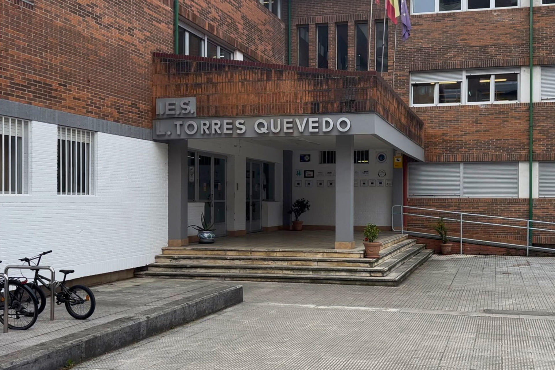 Fotografía del IES Torres Quevedo de Santander (Cantabria), donde se produjo la agresión al menor con discapacidad. EFE/ Kike Serrano