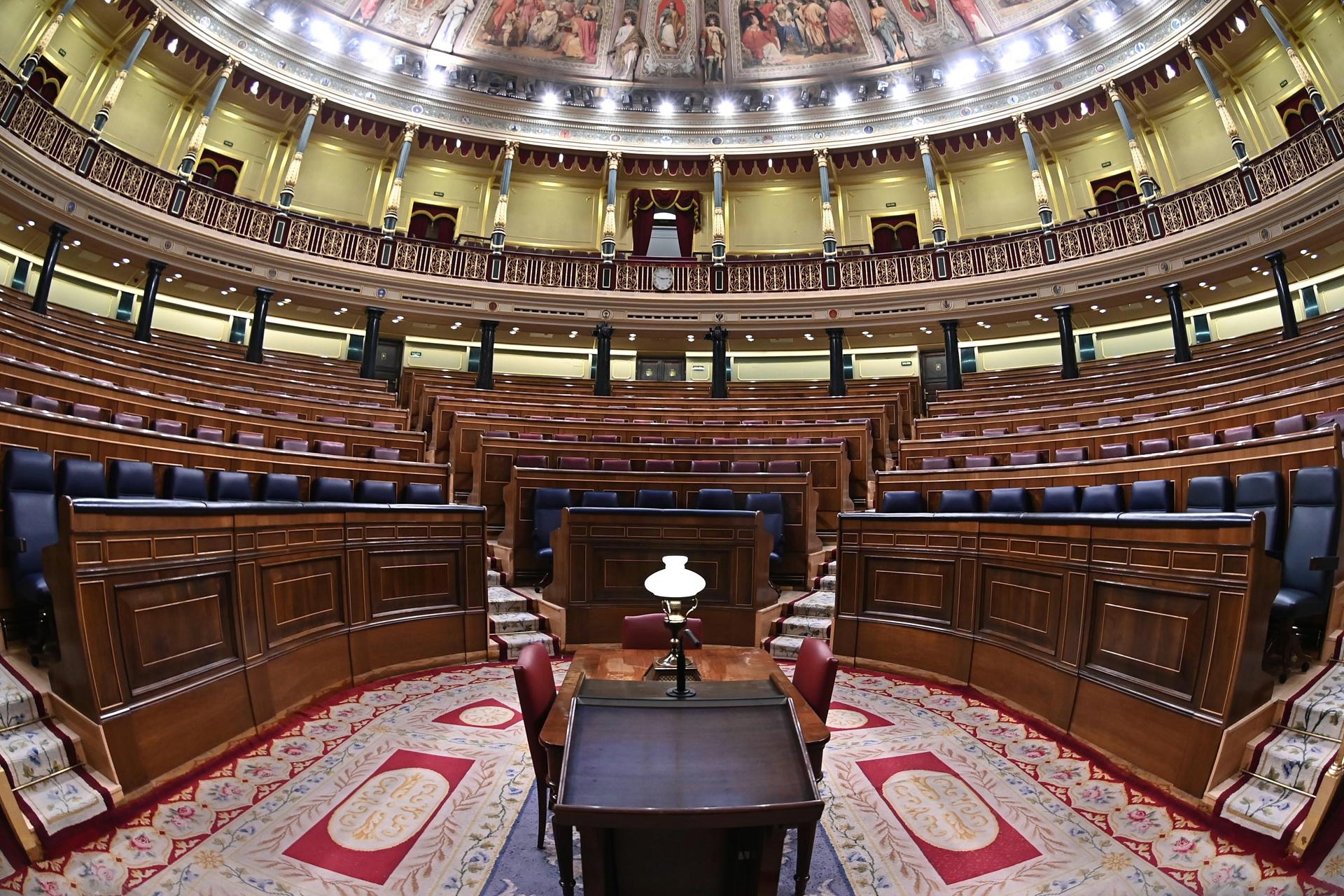 Fotografía tomada con un gran angular del hemiciclo momentos antes de la sesión del pleno del Congreso de los Diputados celebrada este martes en Madrid. EFE/ Fernando Villar