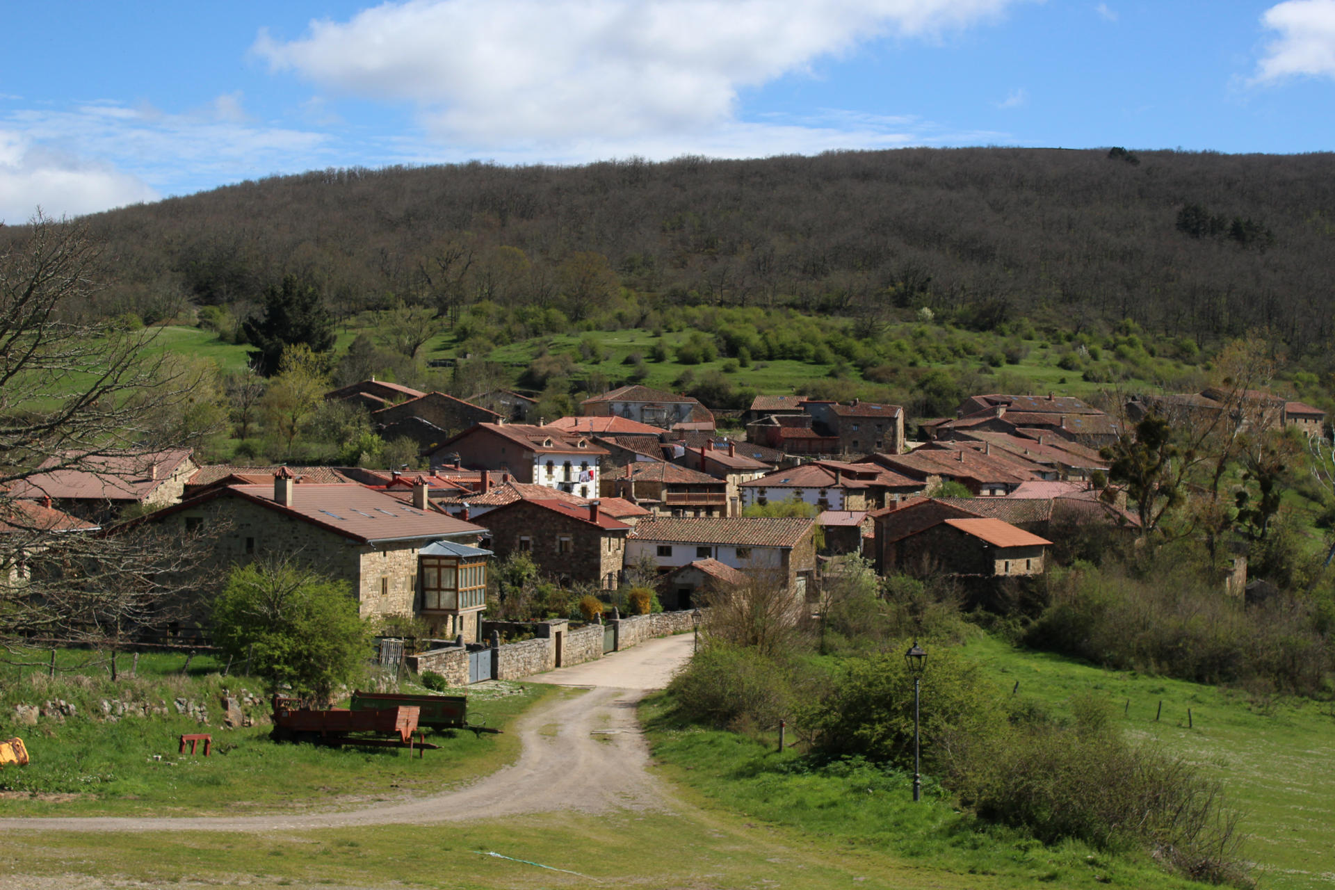 En el valle de Valderredible, el municipio más al sur de Cantabria, se esconde Loma Somera, en la imagen, un pueblo en lo alto del monte con cinco empadronados, pero un solo habitante y, aún así, fue localizado por los editores del calendario de España y Portugal Vacío 2025. EFE/ Eva García