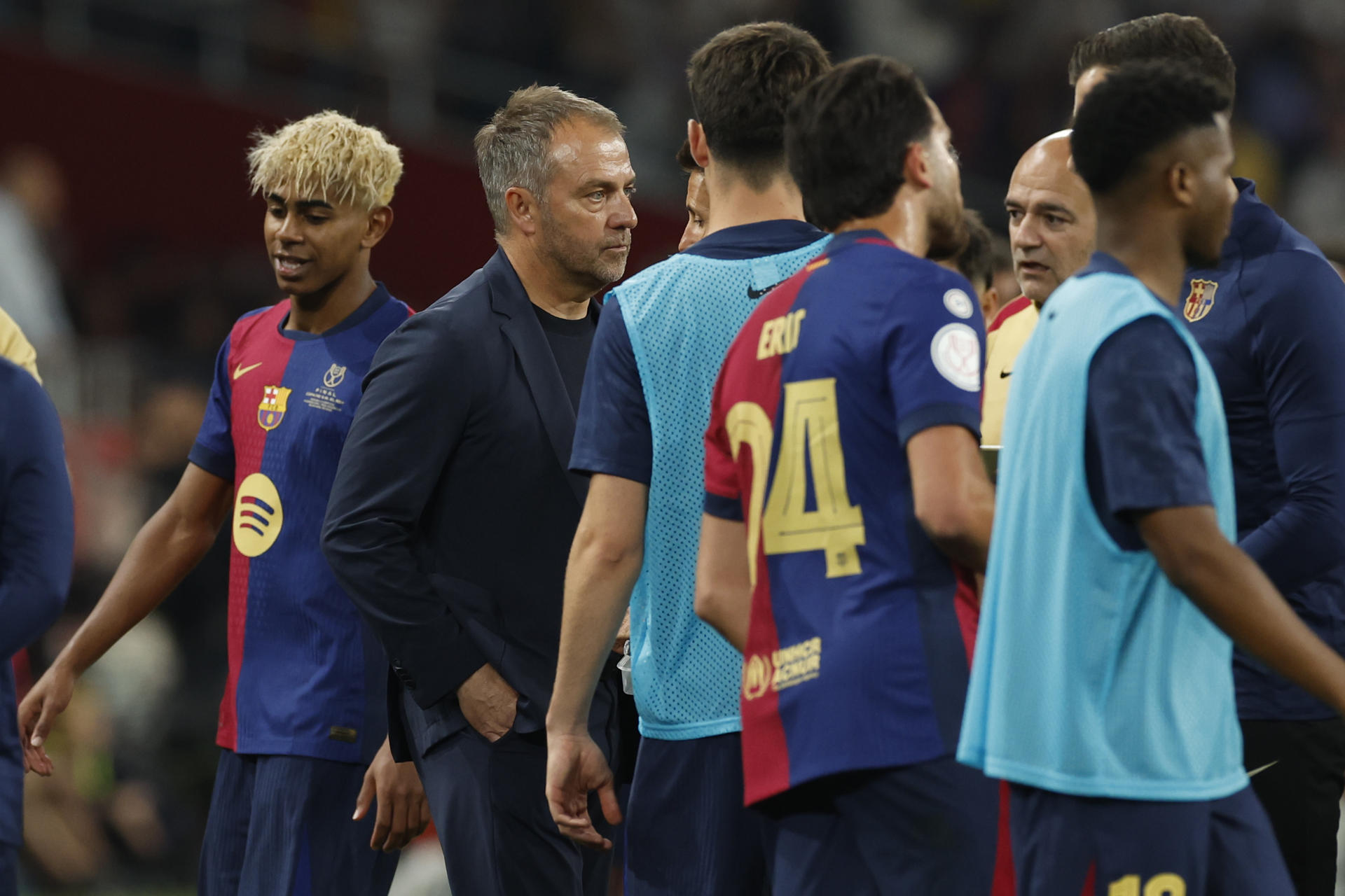 El técnico alemán del FC Barcelona, Hansi Flick, durante el encuentro correspondiente a la final de la Copa del Rey que disputaron Real Madrid y FC Barcelona en el estadio de La Cartuja, en Sevilla. EFE / Julio Muñoz.