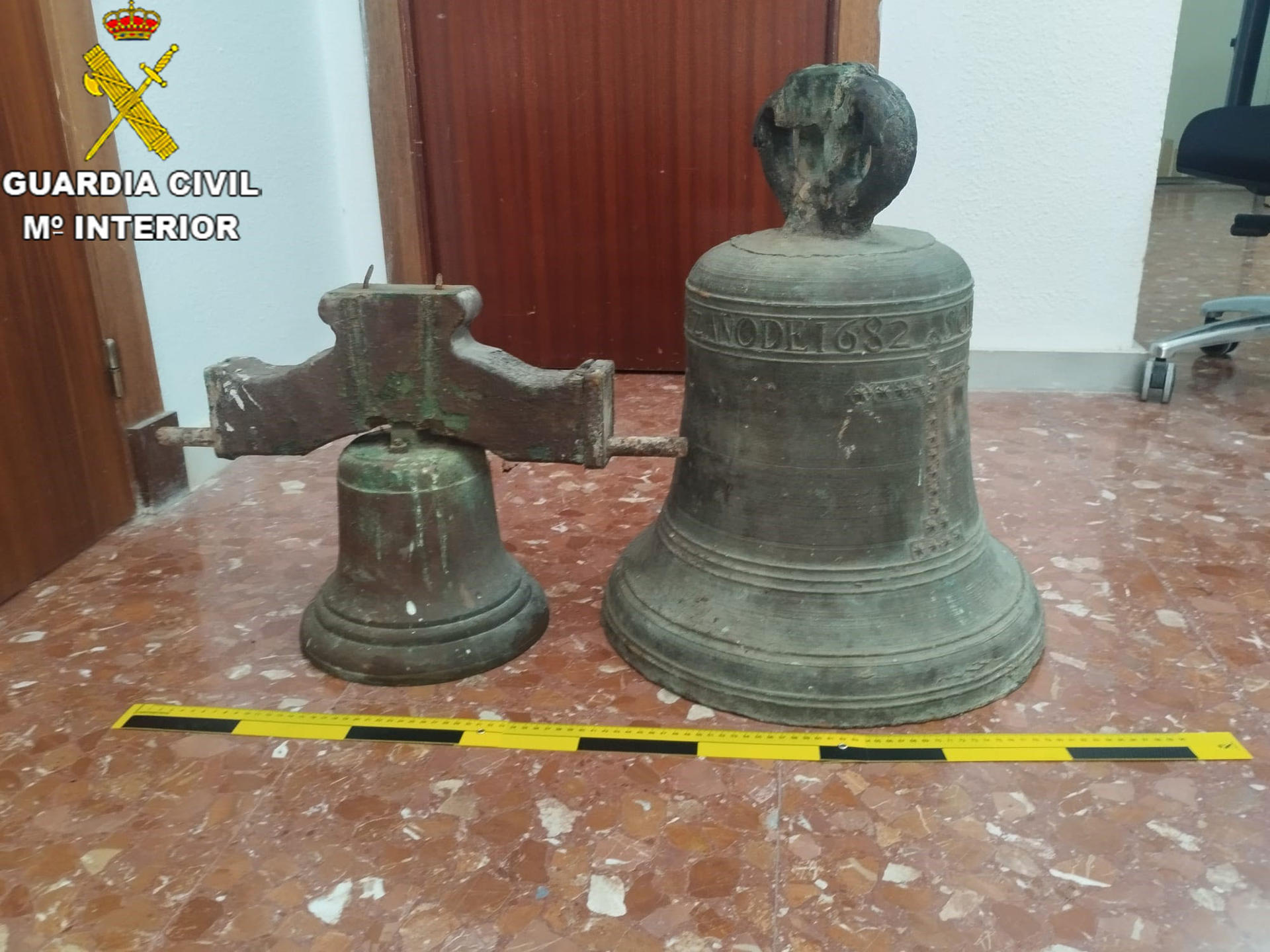 La Guardia Civil ha recuperado dos campanas del siglo XVIII, de valor incalculable, robadas de la Parroquia del Santísimo Cristo de la Sed de Jerez de la Frontera (Cádiz) y localizadas en un centro de reciclaje, en una operación en la que una persona ha sido detenida por robo y otra investigada por receptación. Según ha informado la Guardia Civil, el hallazgo se produjo el pasado 5 de abril durante una inspección rutinaria del Equipo ROCA en plantas de gestión de residuos de la provincia, como parte de un operativo para rastrear objetos robados.-EFE/Guardia Civil ***SOLO USO EDITORIAL/SOLO DISPONIBLE PARA ILUSTRAR LA NOTICIA QUE ACOMPAÑA
