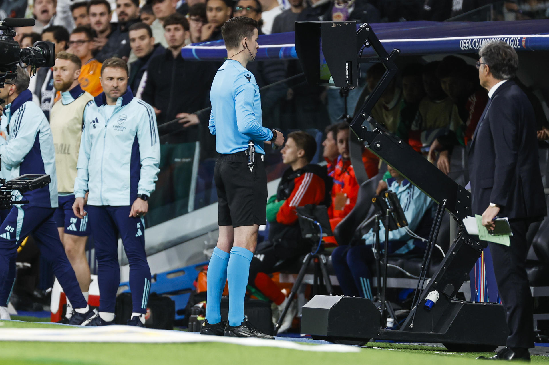 El colegiado francés Jerome Brisard verifica en el VAR la señalización de un penalti a favor del Real Madrid en el estadio Santiago Bernabéu. EFE/Chema Moya