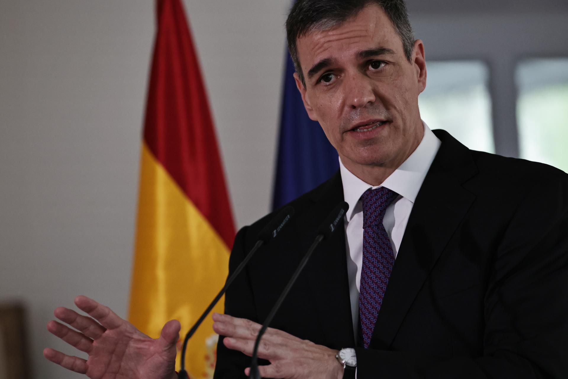 El presidente del Gobierno, Pedro Sánchez, ha cargado este domingo duramente contra la "crueldad" del presidente ruso, Vladímir Putin, tras el último ataque de Rusia a la ciudad ucraniana de Sumi, y ha garantizado que España y la Unión Europea no dejarán de apoyar a Ucrania hasta que alcance una "paz justa y duradera".   EFE/EPA/ANDRES MARTINEZ CASARES/Archivo