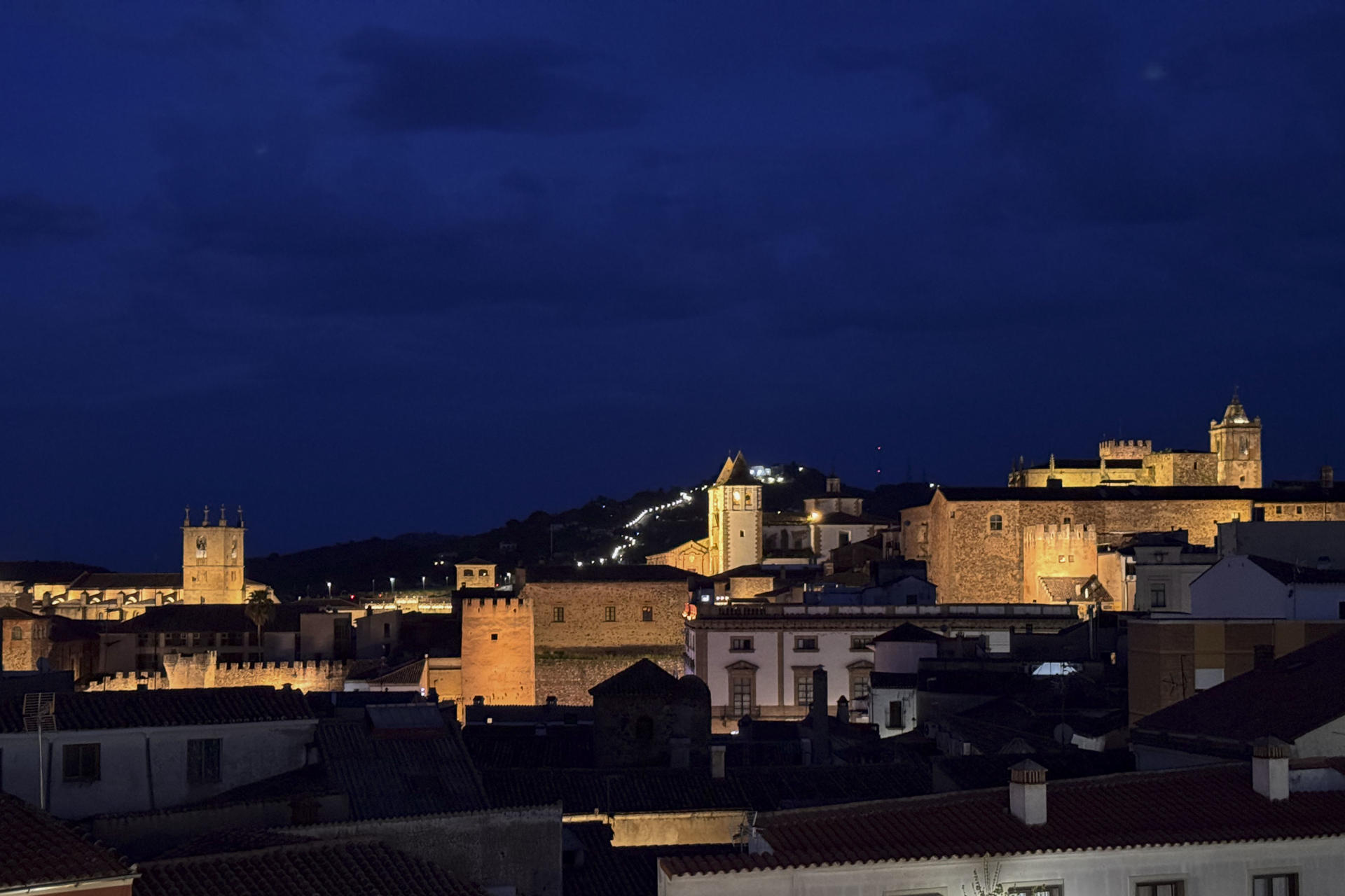 Cáceres ha apagado este jueves la iluminación para apoyar el mantenimiento de la central nuclear de Almaraz, sumándose así al "Gran Apagón" promovido por la plataforma "Sí a Almaraz, Sí al Futuro".- EFE/Vicente Roso