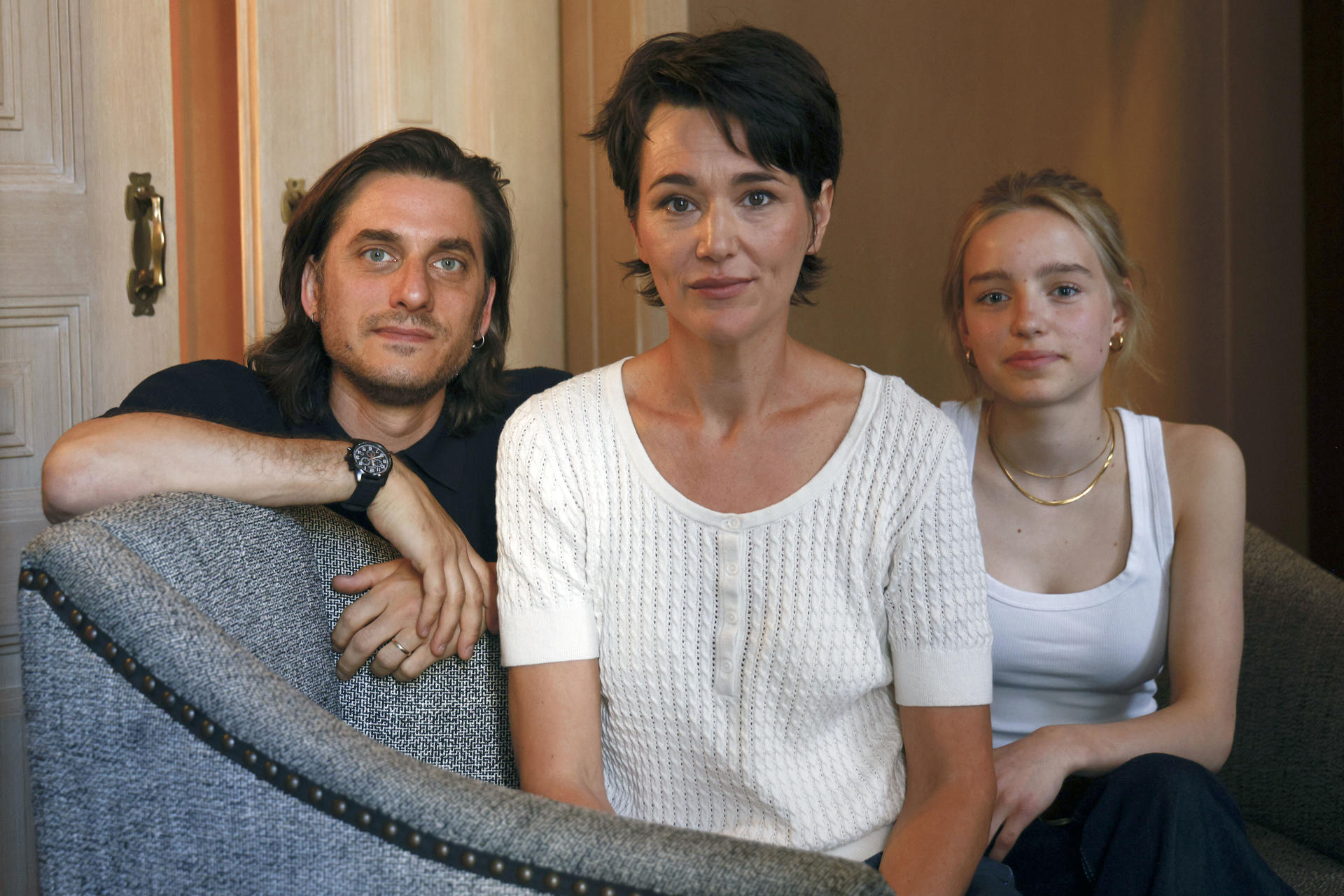El filme 'Paternal leave', dirigido por Alissa Jung (c) y que se estrena en España en el BCN Film Fest, sigue las frágiles y complejas relaciones entre un padre y su hija, que interpretan el actor italiano Luca Marinelli (i) y la debutante actriz alemana Juli Grabenhenrich (d). EFE/Quique García