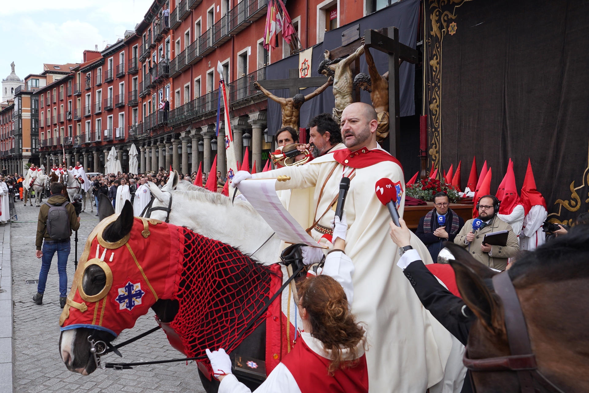 Álvaro Gimeno, cofrade de las Siete Palabras, lee el Pregón de las Siete Palabras a su llegada a la Plaza Mayor de Valladolid, tras recorrer las calles de la ciudad anunciando la lectura del Sermón de las Siete Palabras.EFE/Nacho Gallego