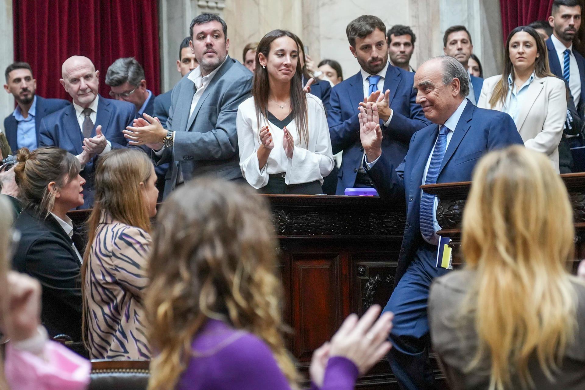 Fotografía cedida por el Congreso de la Nación Argentina del jefe de Gabinete de Ministros, Guillermo Francos (d), saludando durante la presentación de un informe en la Cámara de Diputados de la Nación este miércoles, en Buenos Aires (Argentina). EFE/ Prensa Congreso De La Nación Argentina