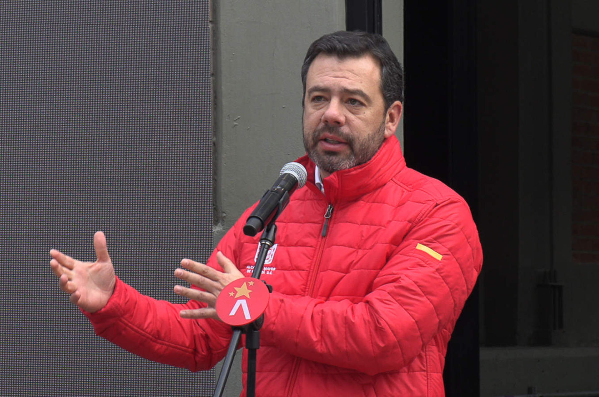 El alcalde de Bogotá, Carlos Fernando Galán, habla durante una rueda de prensa este viernes, en Bogotá (Colombia). EFE/Juan Diego López