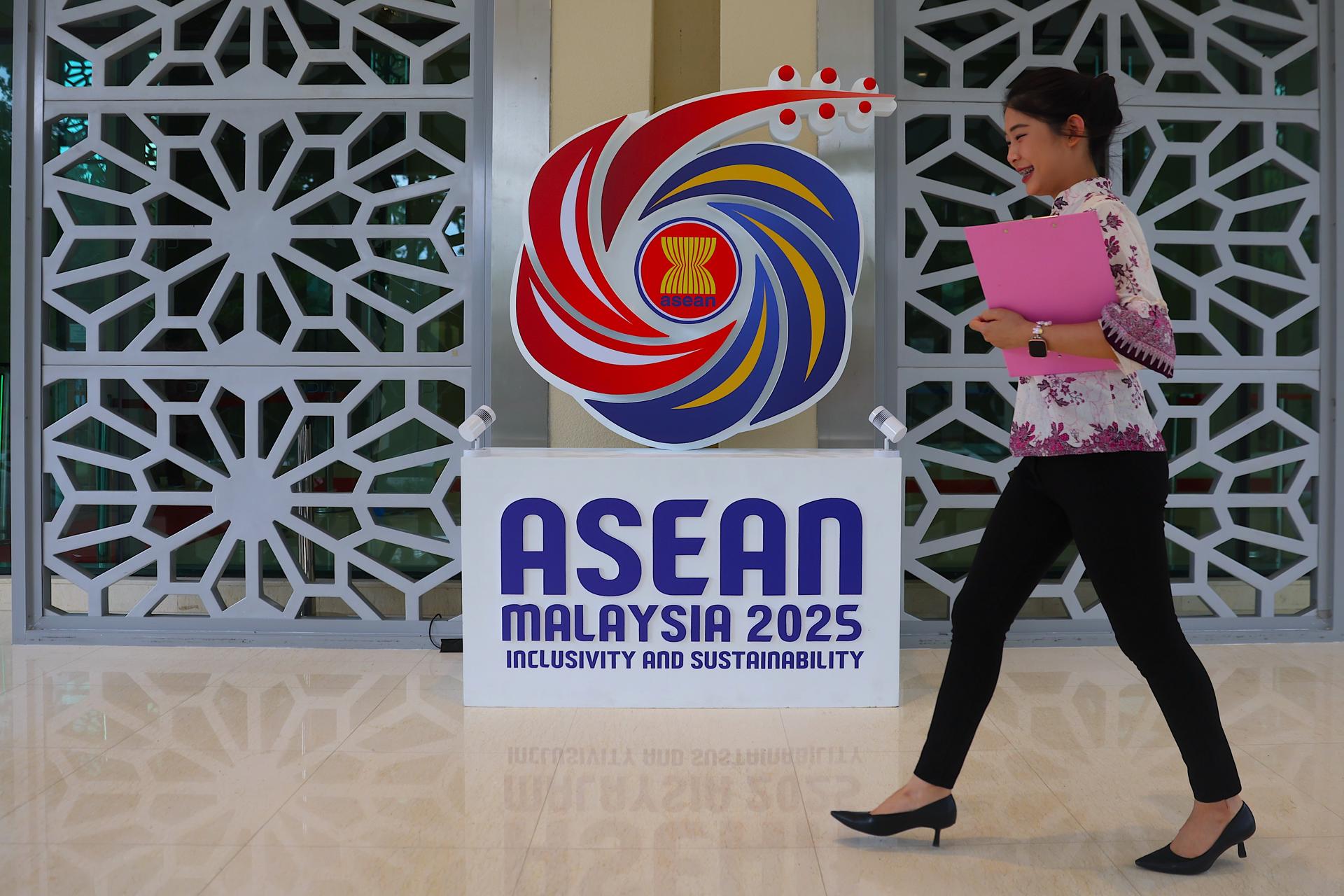 Fotografía de archivo que muestra el logotipo de la ASEAN. EFE/EPA/FAZRY ISMAIL