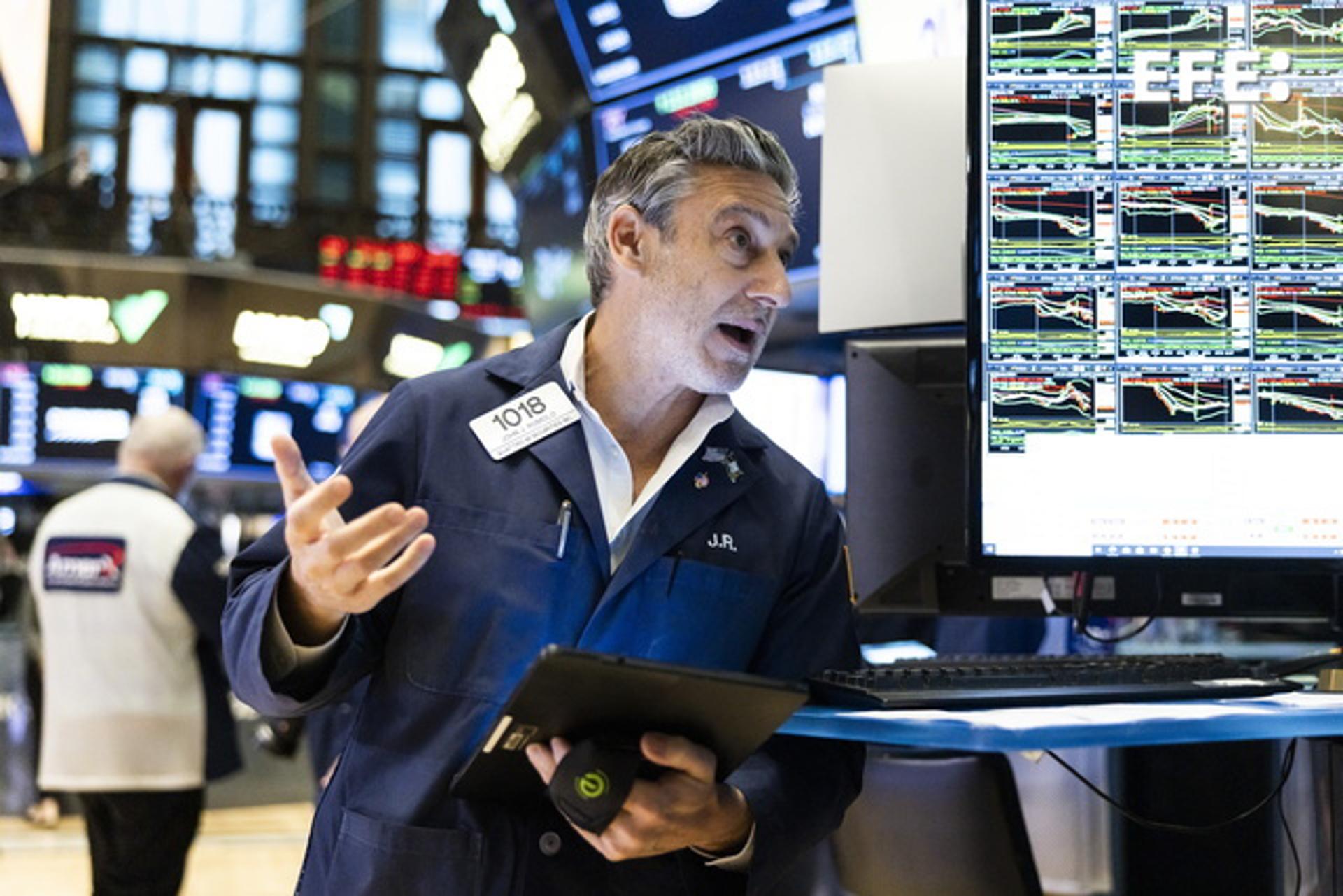 Un corredor de bolsa durante la jornada de intercambio bursátil este viernes, 4 de abril, en Wall Street (NY, EE.UU.). EFE/Justin Lane