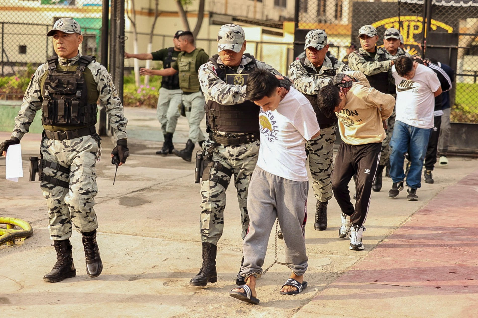 Fotografía cedida por el Ministerio de Justicia de Perú de funcionarios del Instituto Nacional Penitenciario (INPE) trasladando a presuntos líderes de bandas criminales, en Lima (Perú). EFE/ Ministerio de Justicia de Perú