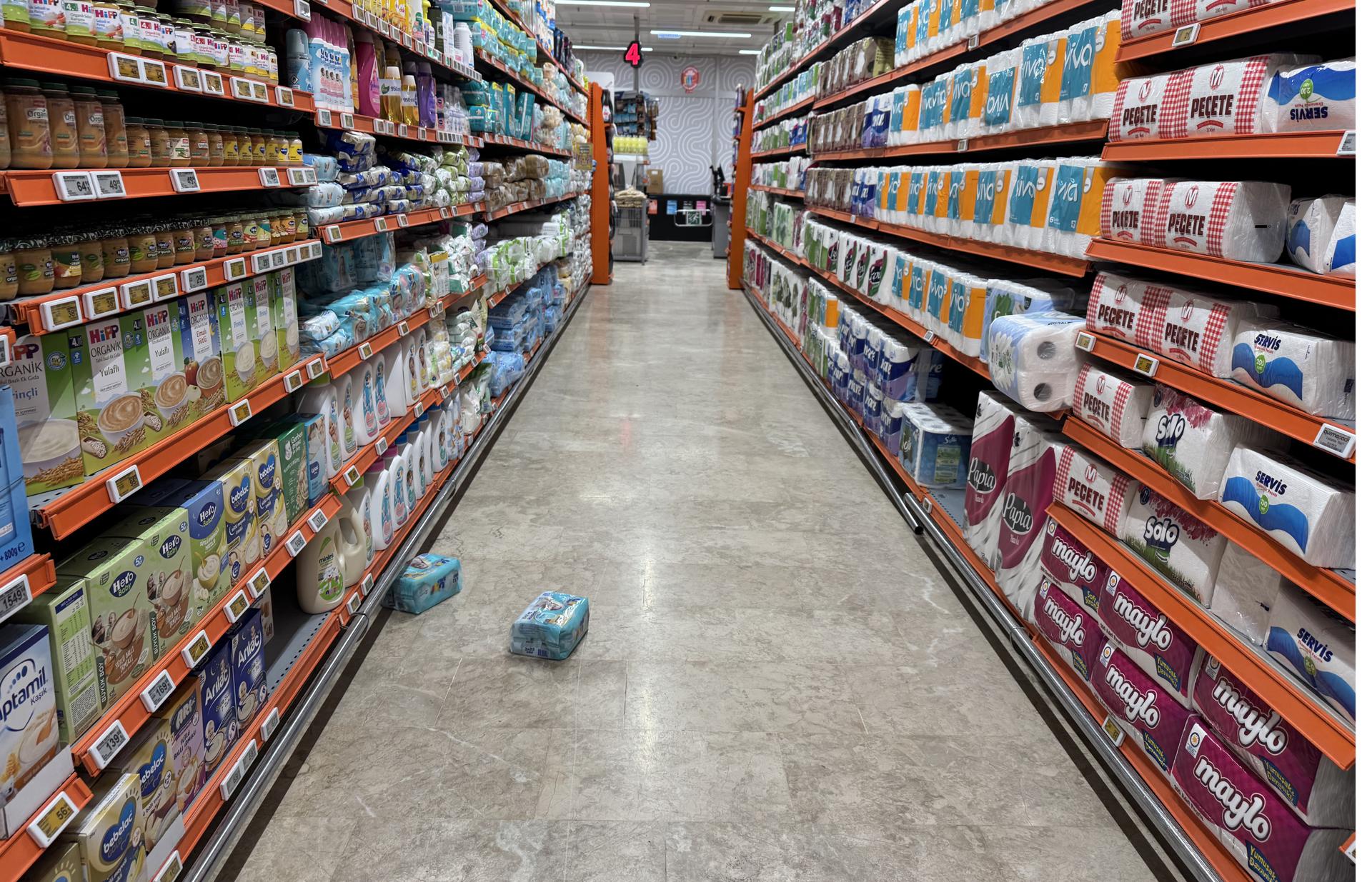 Un supermercado vacío es visto debido a un boicot organizado por la oposición, en Estambul, Turquía, 02 de abril de 2025. El líder del principal partido de oposición, el Partido Republicano del Pueblo (CHP), Ozgur Ozel, pidió un boicot a los productos y servicios de las empresas supuestamente relacionadas con la administración del presidente Tayyip Erdogan o que lo apoyan, tras la arresto del alcalde de Estambul, Ekrem Imamoglu, dos semanas antes. (Turquía, Estambul) EFE/EPA/TOLGA BOZOGLU