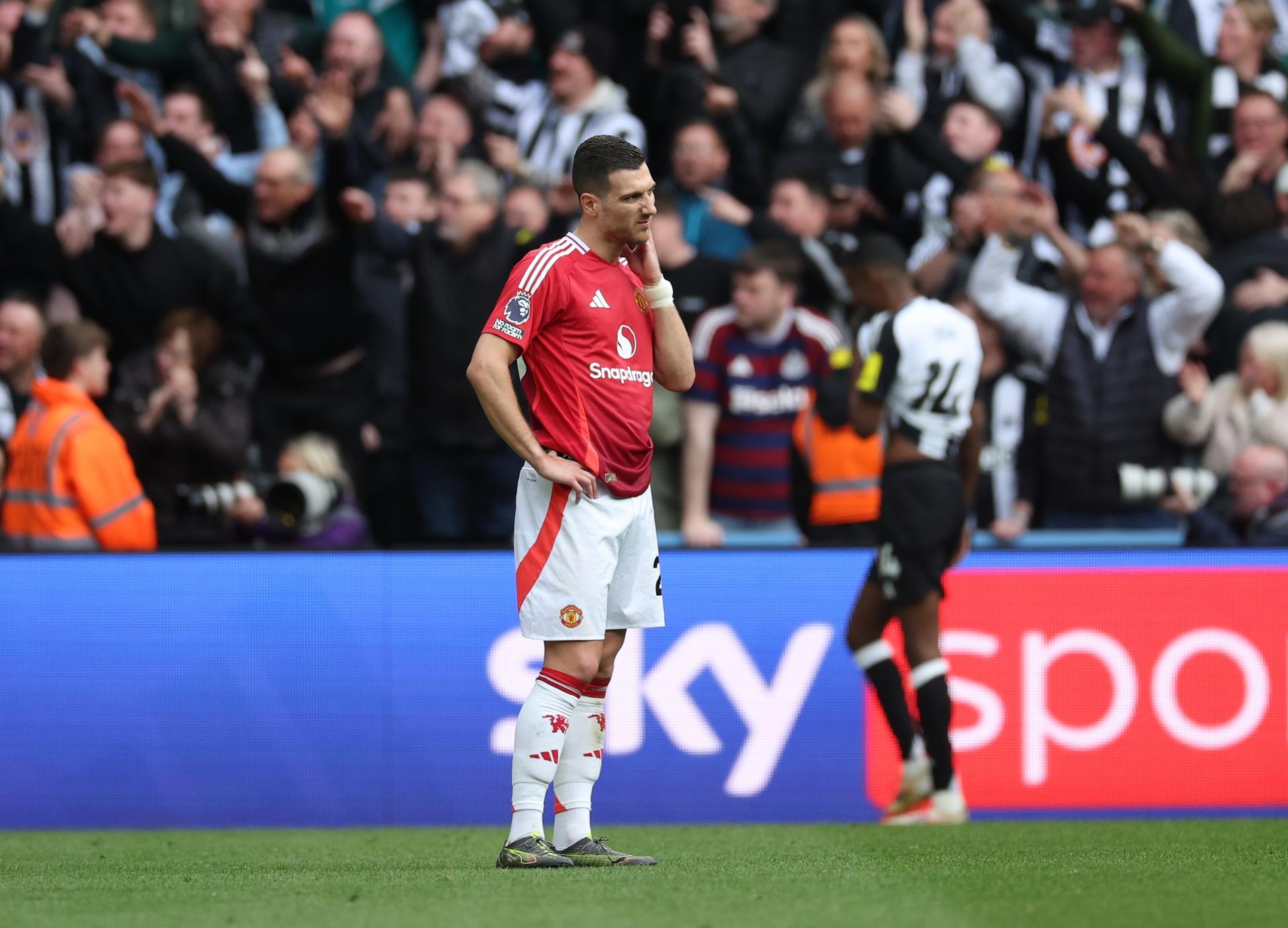 El jugador Diogo Dalot, del Manchester United, se lamenta tras encajar su equipo el 4-1 ante el Newcastle United en Londres, Reino Unido. EFE/EPA/ADAM VAUGHAN