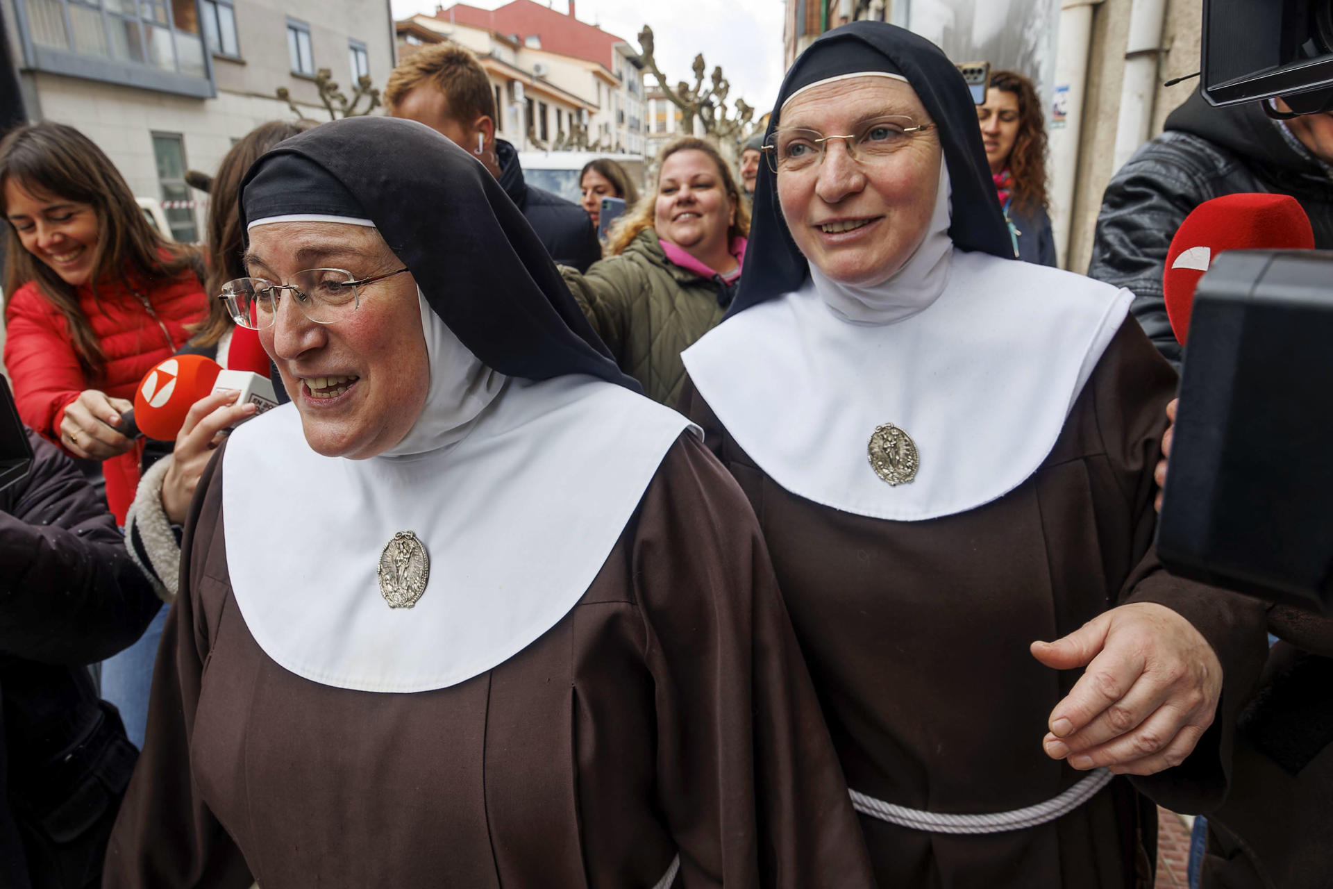La exabadesa del Monasterio de Belorado, Laura García de Viedma (i) y sor Berit, tras declarar como investigada en un delito de apropiación indebida vinculado a una operación de venta de oro, propiedad de la comunidad religiosa, el pasado mes de enero, este viernes en el Juzgado de Briviesca (Burgos). EFE/Santi Otero