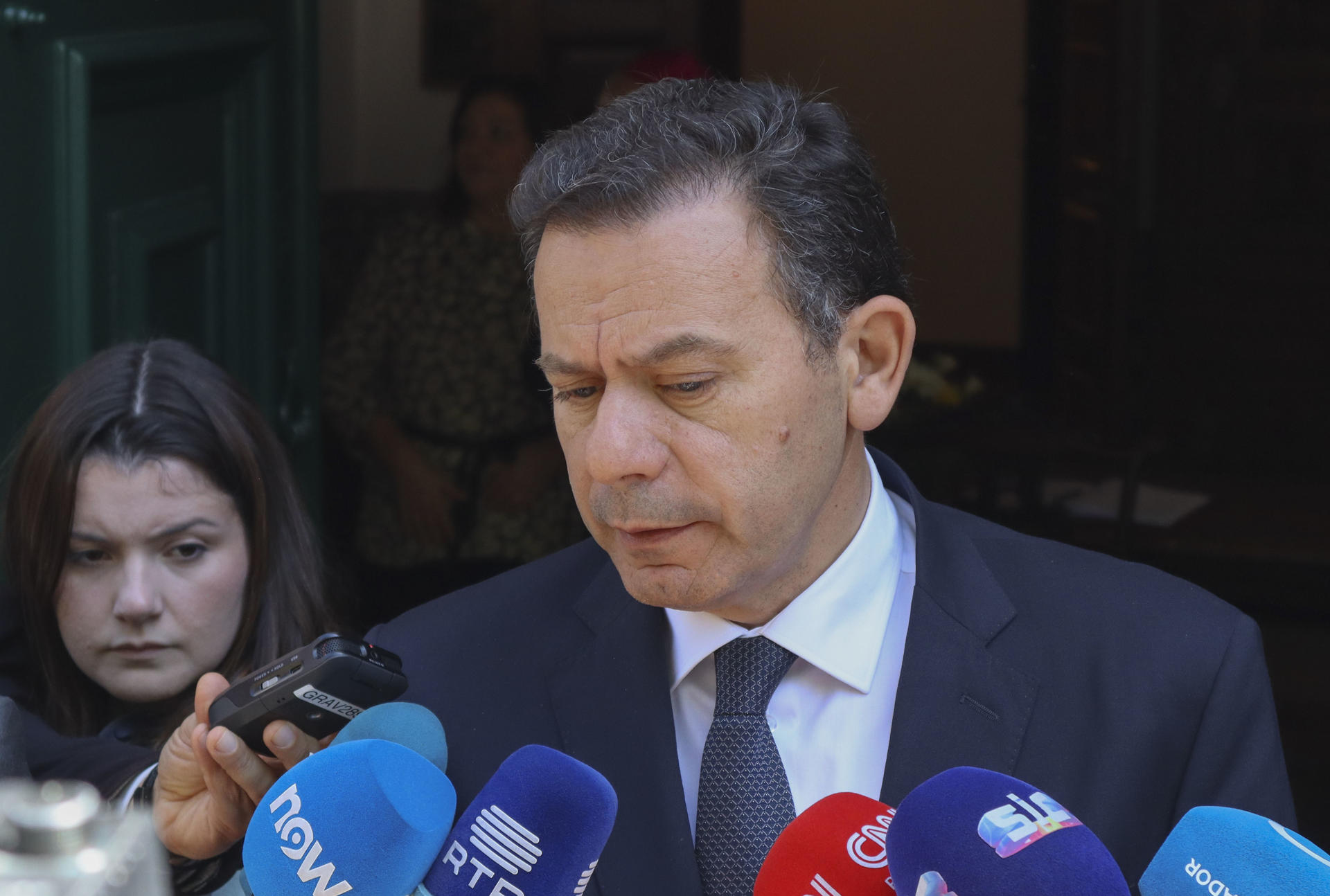 -El primer ministro de Portugal en funciones, Luís Montenegro, ofrece declaraciones a periodistas. EFE/Laia Mataix Gómez