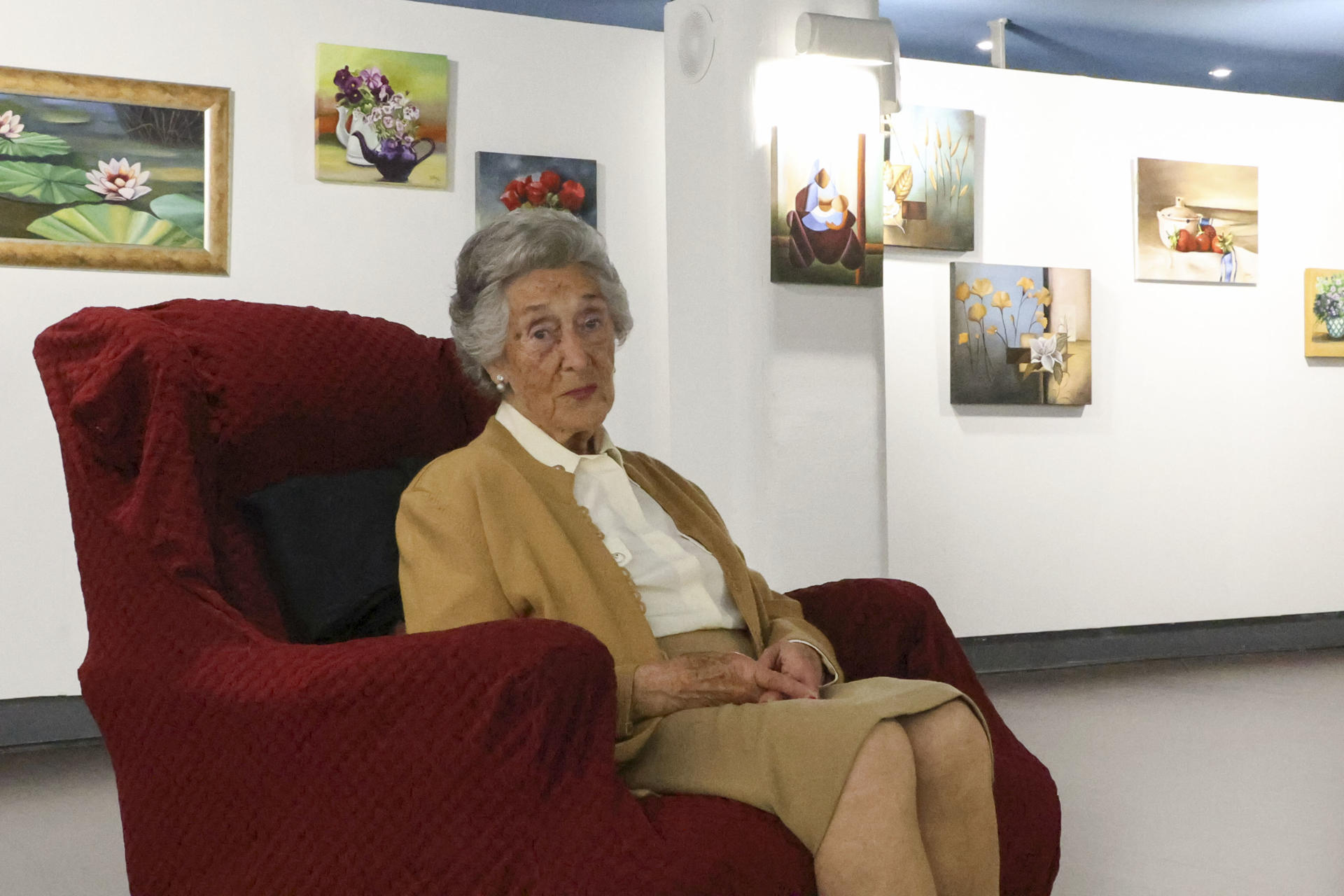 ASTILLERO (CANTABRIA), 19/04/2025.- Delia del Campo, vecina de la localidad cántabra de Guarnizo que está a punto de cumplir 94 años, posa durante un encuentro con EFE. Delia del Campo es la prueba de que nunca es tarde para cumplir aspiraciones: acaba de debutar con una exposición en la que muestra 30 años de sus cuadros. EFE/ Celia Agüero Pereda