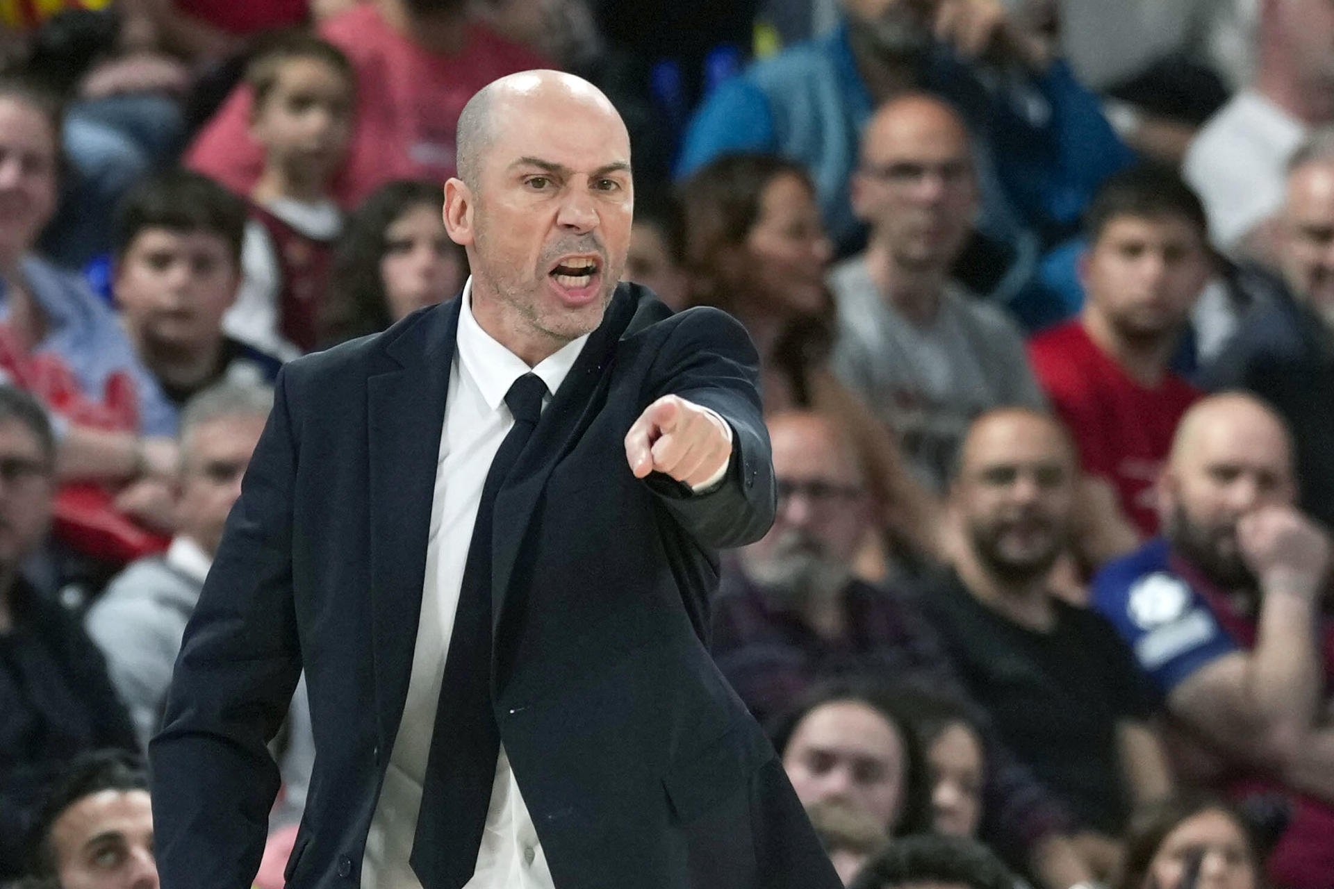 Joan Peñarroya, técnico del Barcelona, en un momento del partido contra el Real Madrid del pasado 6 de abril. EFE/Alejandro Garcia