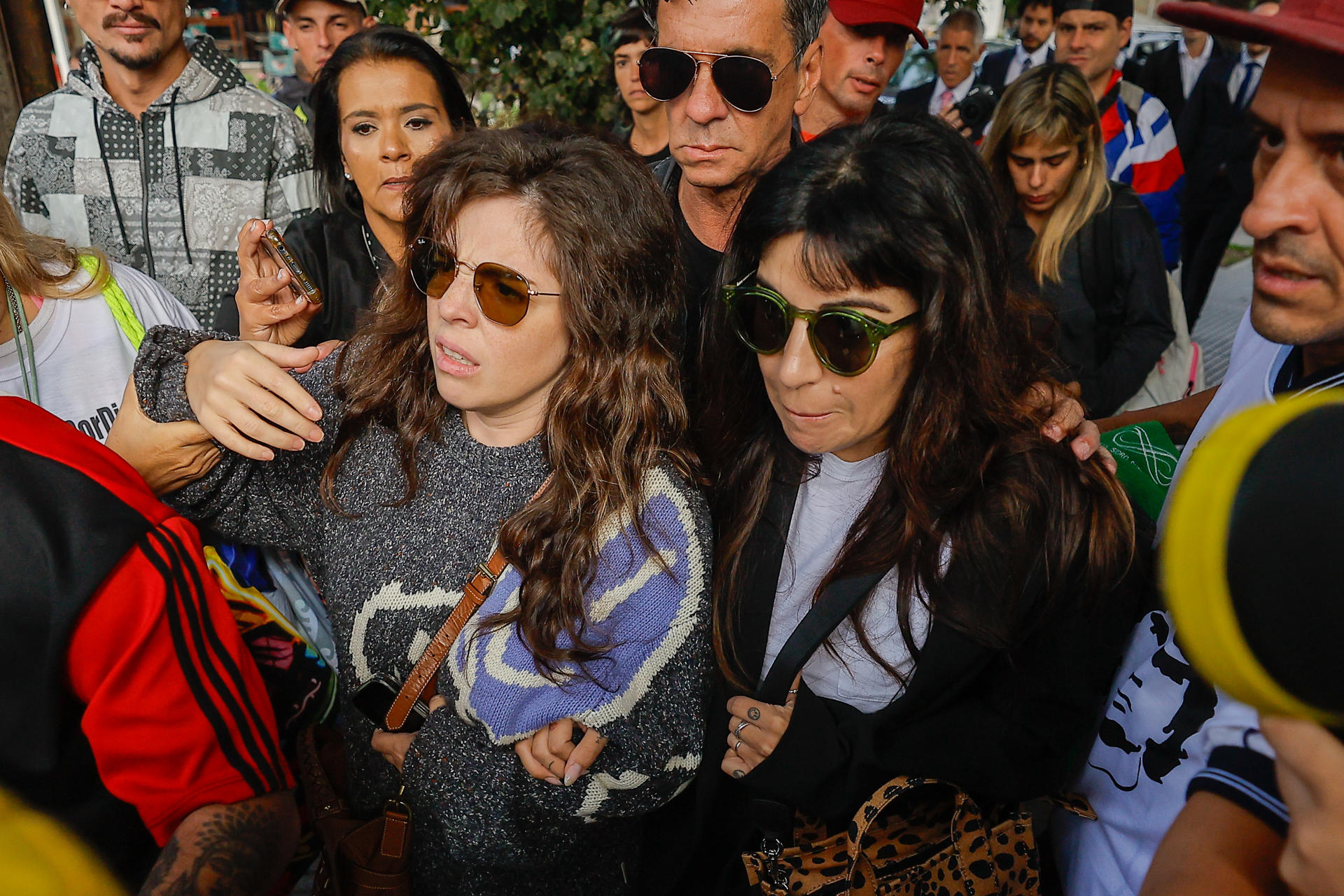Fotografía de archivo que muestra a Dalma (i) y Giannina Maradona (d), hijas de Diego Maradona, llegando a los tribunales de San Isidro en Buenos Aires (Argentina). EFE/ Juan Ignacio Roncoroni