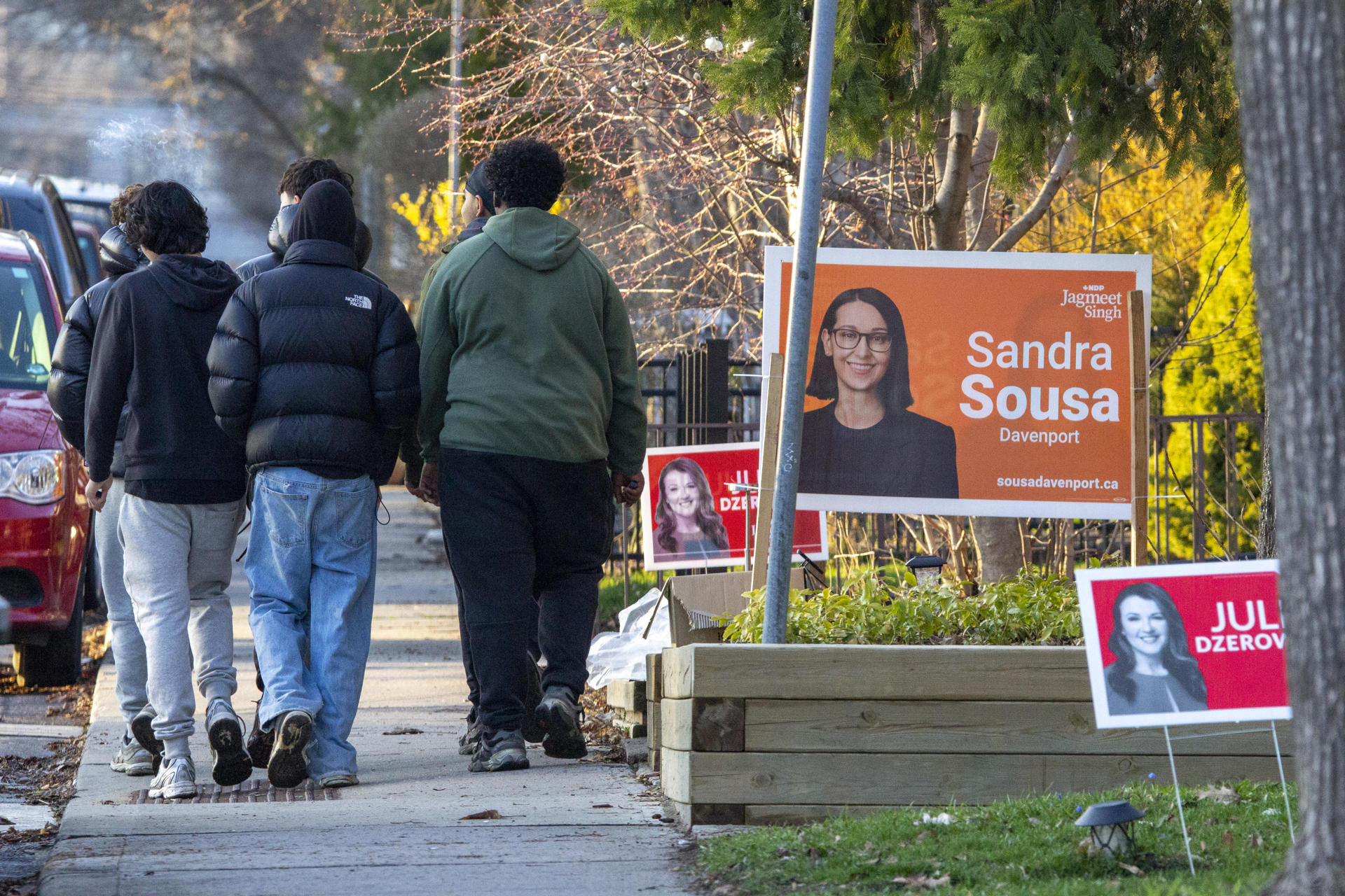 Vista general de un grupo de transeúntes el pasado 21 de abril al caminar por calle en la que se ven carteles de propaganda electoral de la candidata liberal Julie Dzerowicz y de la socialdemócrata Sandra Sousa, en Toronto (Canadá). EFE/Julio César Rivas