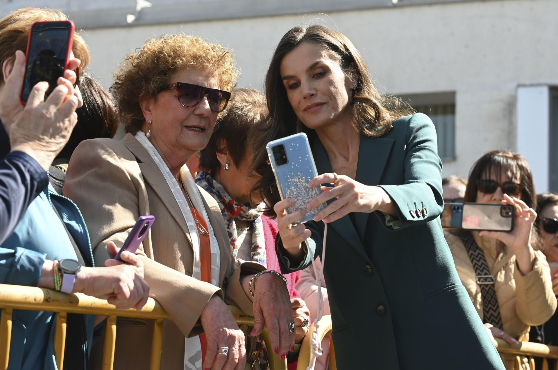 La reina Letizia se hace un selfi con una de las personas congregadas antes de presidir este viernes en León el acto central del Tour del talento 2025 que desvelará el nombre del ganador del Premio Princesa de Girona CreaEmpresa 2025 en el que se destaca la importancia del emprendimiento como motor tractor para la innovación y el progreso, el impulso de nuevas ideas, la transformación y la creación de oportunidades para el futuro. EFE/ J. Casares