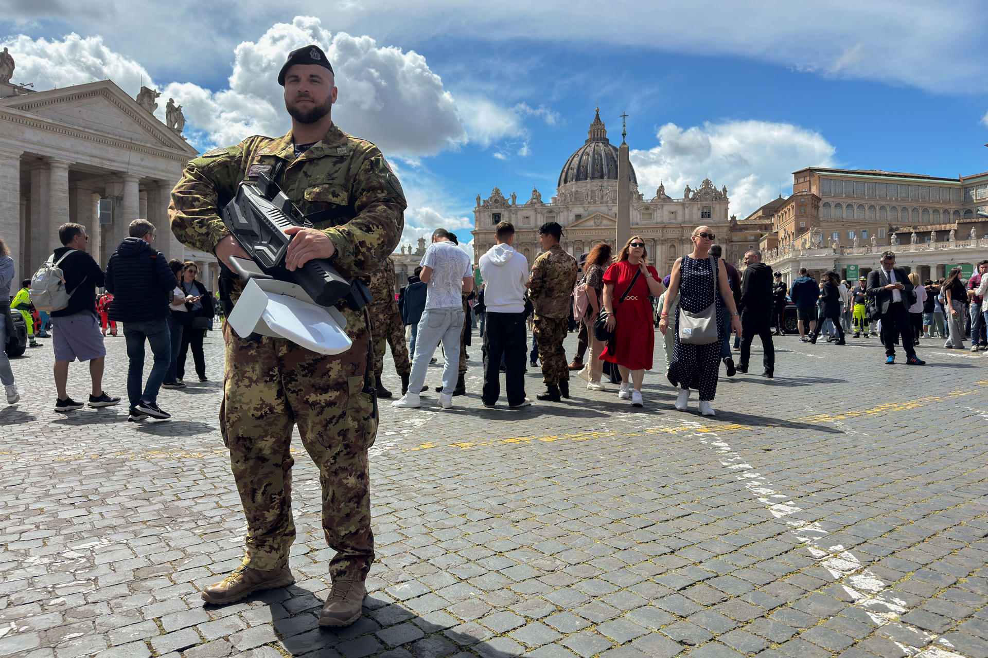 Un soldado del Ejército con un sistema antidrones en los alrededores de la plaza San Pedro del Vaticano, en el segundo de los tres días que la Basílica permanece abierta para que los fieles den el último adiós al papa Francisco. Este viernes, la basílica cerrará a los fieles a las 19.00 para la ceremonia del cierre del féretro antes del funeral del sábado.  EFE/  Daniel Cáceres