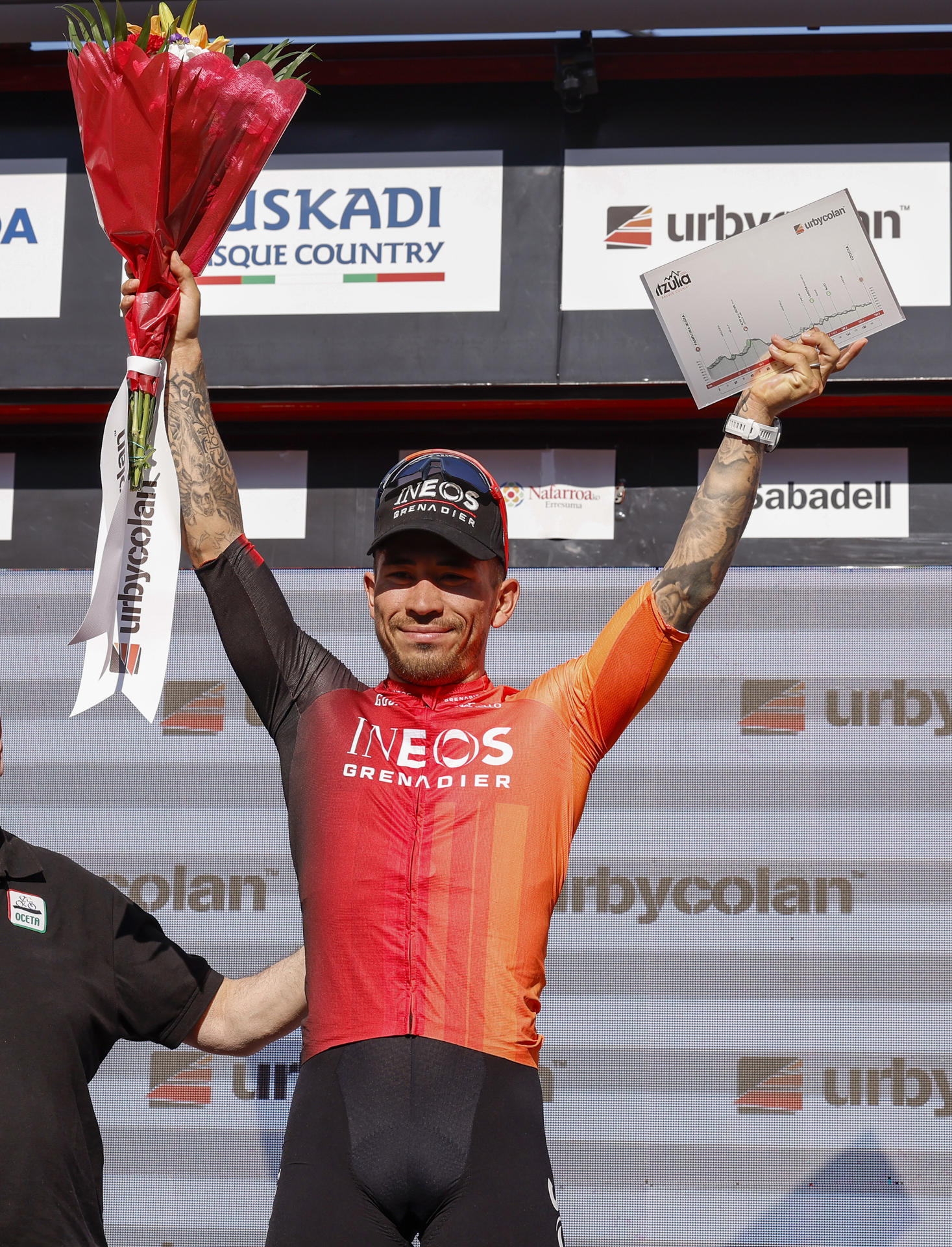 El ciclista Caleb Ewan (c), del equipo Ineos Grenadier, se ha impuesto este martes el en la meta de la segunda etapa de la Itzulia Basque Country-Vuelta al País Vasco, con recorrido de 196,3 kilómetros entre Pamplona y Lodosa, en la Comunidad Foral de Navarra. EFE/ Villar López