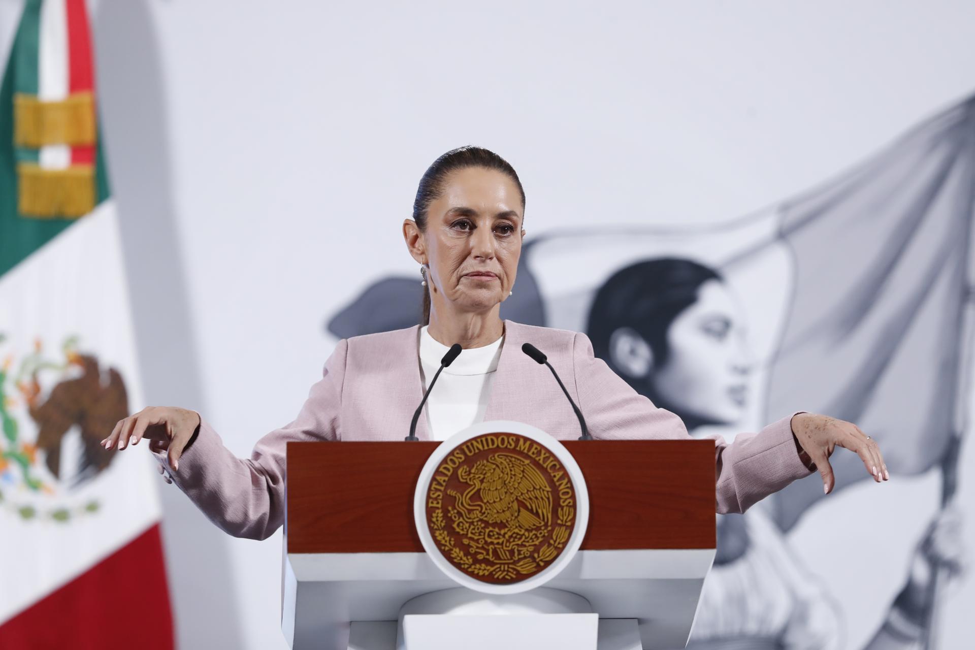 La presidenta de México, Claudia Sheinbaum, habla durante una rueda de prensa este jueves, en Palacio Nacional, en Ciudad de México (México). EFE/Mario Guzmán