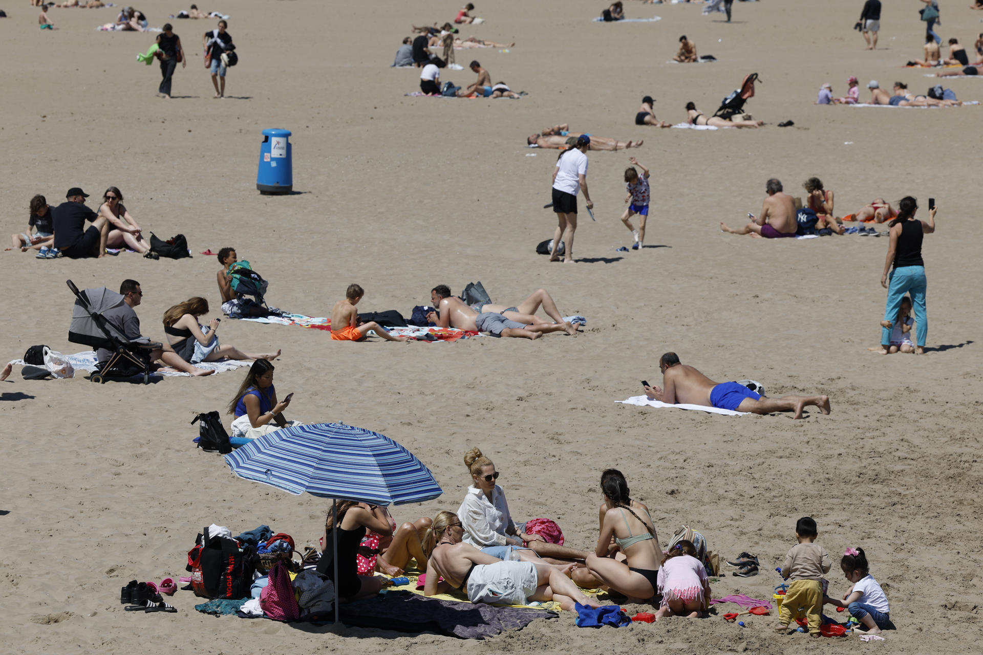 Playa de Las Arenas de Valencia este Jueves Santo. EFE/ Ana Escobar
