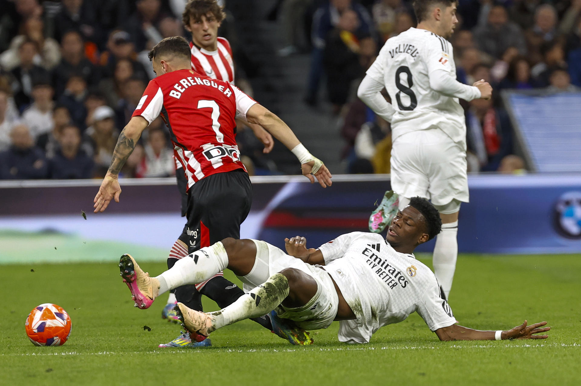 El centrocampista del Real Madrid Aurelien Tchouameni (c) disputa un balón con Alex Berenguer, del Athletic, en el partido de la jornada 32 de LaLiga que Real Madrid y Athletic Club de Bilbao disputaron en el estadio Santiago Bernabéu, en Madrid. EFE/Chema Moya