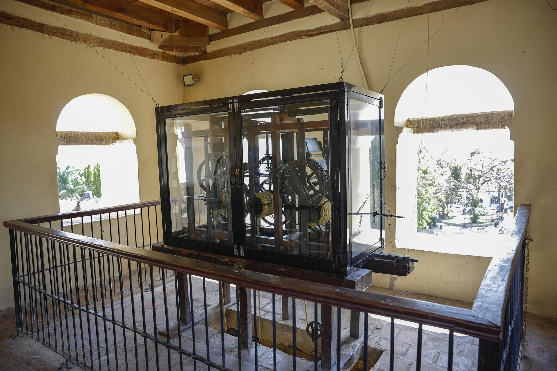 Fotografía del 11 de abril de 2025 del reloj en la torre del campanario en la catedral de la Inmaculada Concepción en Comayagua (Honduras). EFE/ Bienvenido Velasco