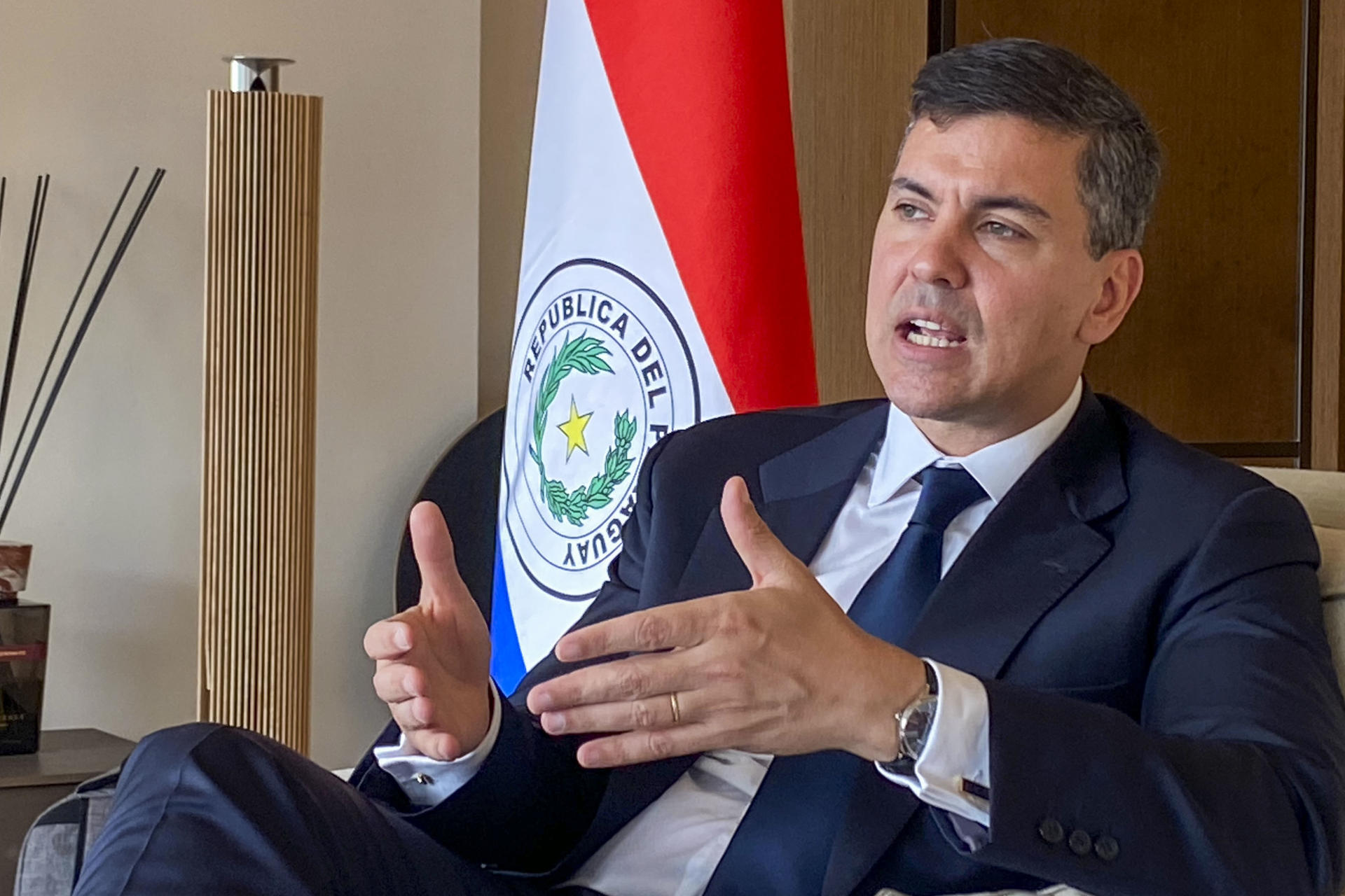 Fotografía de archivo, tomada en octubre de 2023, del presidente de Paraguay, Santiago Peña Palacios, durante entrevista con Efe, antes de reunirse con el papa Francisco, en Roma (Italia). EFE/Antonello Nusca