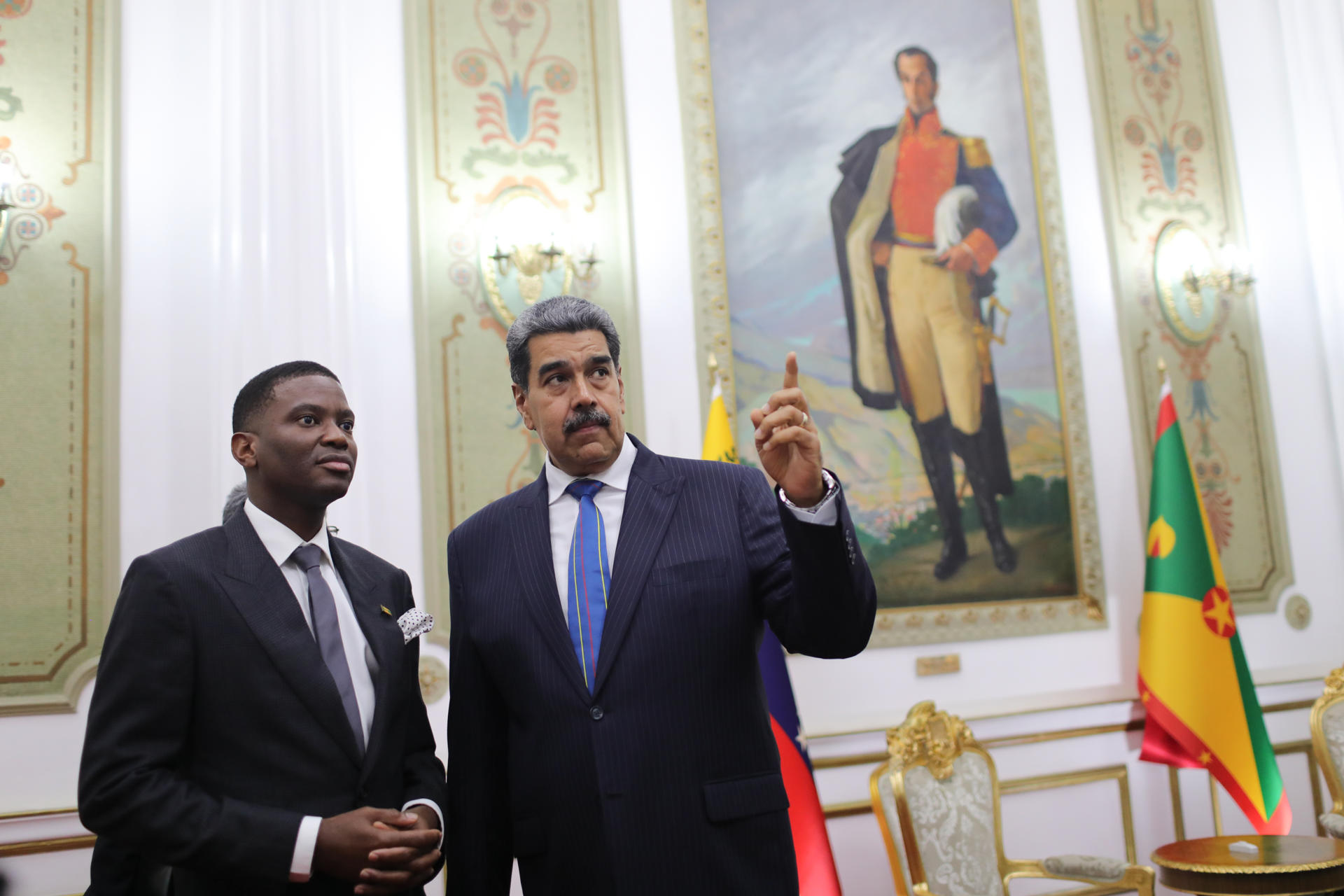 Fotografía cedida por Prensa del Palacio de Miraflores del líder chavista Nicolás Maduro junto al primer ministro de Granada, Dickon Mitchell, este martes durante una reunión en Caracas (Venezuela). EFE/ Prensa Del Palacio De Miraflores