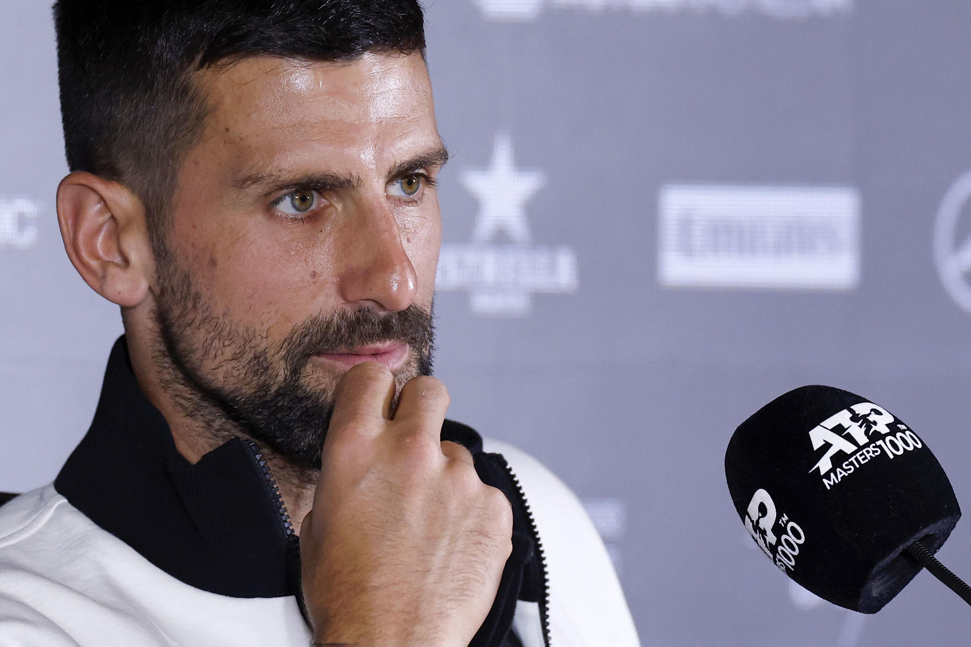 El tenista serbio Novak Djokovic ofrece una rueda de prensa durante el Madrid Open que se disputa en la Caja Mágica de la capital de España. EFE/Chema Moya