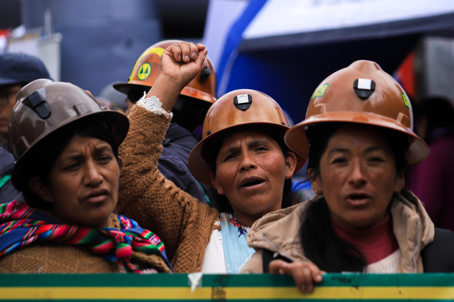 Fotografía de archivo que muestra a mujeres aymaras bolivianas participando en una marcha en el marco del Día Internacional de la Mujer, el 8 de marzo de 2025. EFE/ Gabriel Márquez