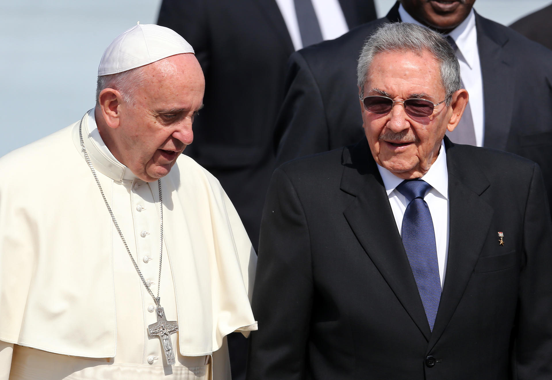 Foto de archivo que muestra al papa Francisco (i) junto a Raúl Castro en La Habana, Cuba. EFE/Alejandro Ernesto