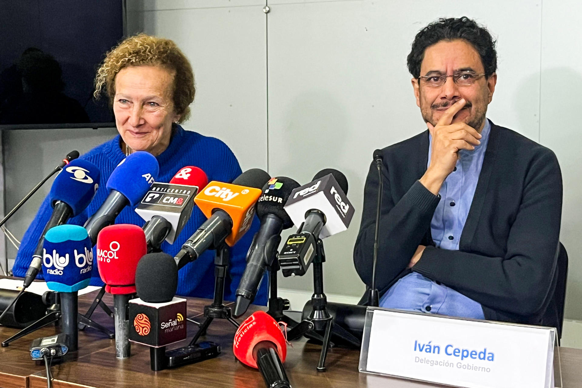 Foto de archivo de la jefa de la Delegación del Gobierno colombiano en la Mesa de Diálogos de Paz con el Ejército de Liberación Nacional (ELN), Vera Grabe (i), y el senador Iván Cepeda (d). EFE/ Jorge Gil